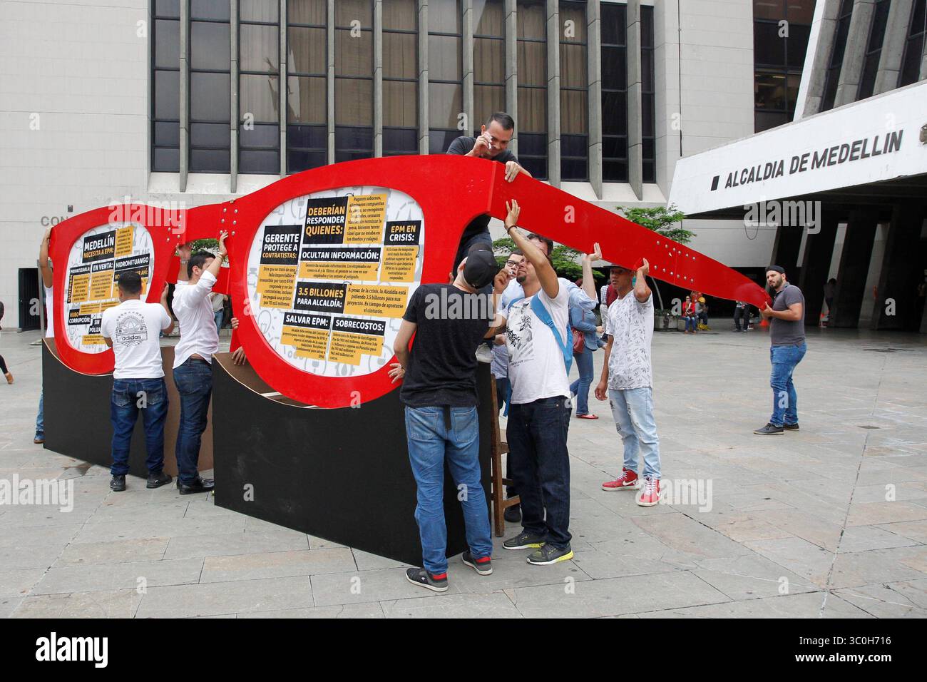 3. Oktober 2018: MedellÃ­n, Kolumbien. 02 de Octubre de 2018. Desde las 9 de la maÃ±ana ciudadanos y el exviceministro de las TIC, Daniel Quintero Calle, llevaron las gafas mÃs grandes del mundo al alcalde de de MedellÃ­n, Federico GutiÃ ©rrrez, y a los Concejales para que no se hagan los de las gafas con la venta de EPM. La concentraciÃ³n fue llevada a cabo al frente de las instalaciones del Centro administrativo La Alpujarra. crÃ: CEET FotÃ³grafo: Guillermo Ossa (Bild: © El Tiempo/GDA Via ZUMA Wire) Stockfoto