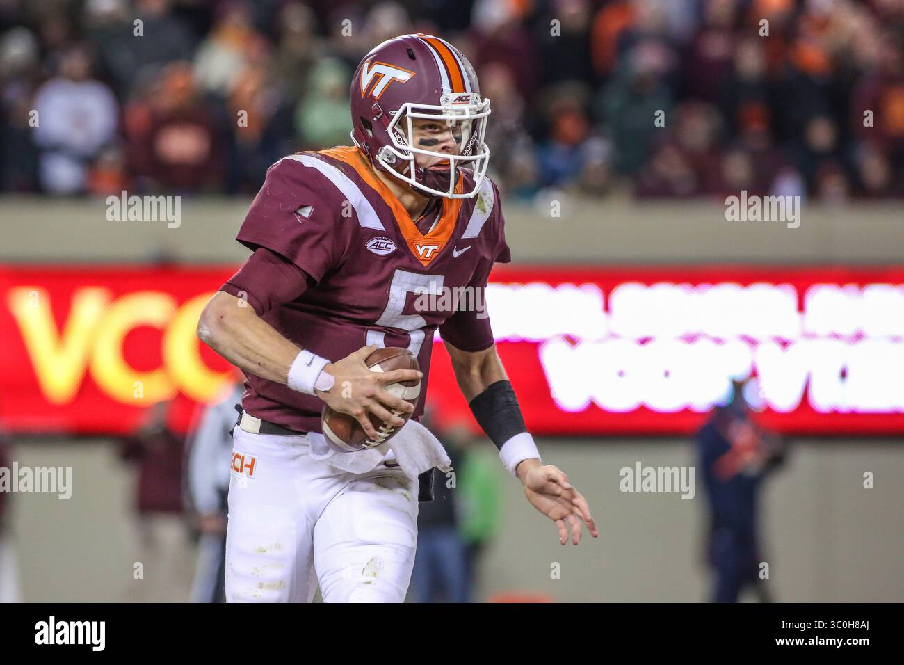 23. November 2018: Virginia Tech Hokies Quarterback Ryan Willis (5) entkommt während der NCAA-Football-Action zwischen den Virginia Cavaliers und den Virginia Tech Hokies im Lane Stadium in Blacksburg, VA. Jonathan Huff/CSM(Credit Image: &Copy; Jonathan Huff/CSM via ZUMA Wire) Stockfoto
