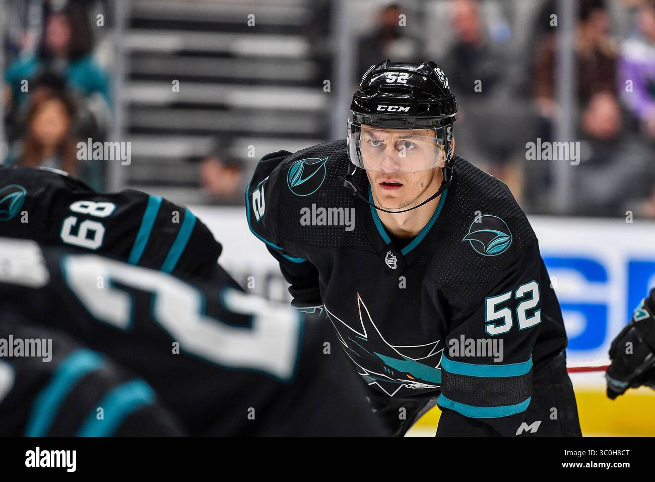 23. November 2018: Das San Jose Sharks Center Lukas Radil (52) beobachtet ein Gesicht während des NHL-Spiels zwischen den Vancouver Canucks und den San Jose Sharks im SAP Center in San Jose, Kalifornien. Chris Brown/CSM(Kreditbild: &Copy; Chris Brown/CSM via ZUMA Wire) Stockfoto