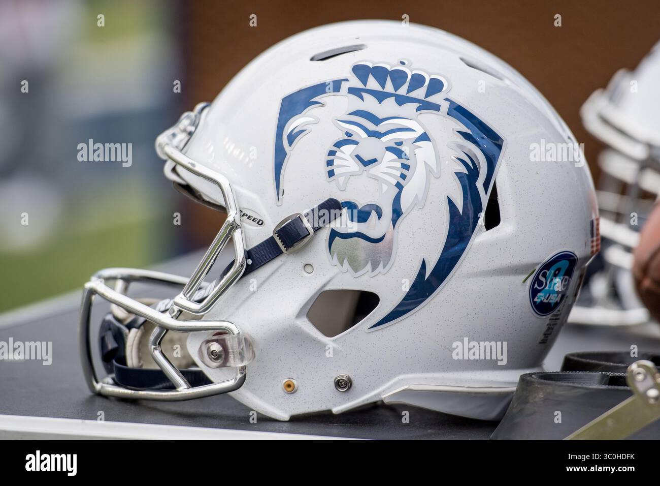24. November 2018: Ein weißer Old Dominion Monarchs Helm sitzt am Rande des 1. Viertels eines NCAA-Fußballspiels zwischen den Old Dominion Monarchs und den Rice Owls im Rice Stadium in Houston, Texas. Rice gewann das Spiel 27 zu 13...Trask Smith/CSM(Credit Image: &Copy; Trask Smith/CSM via ZUMA Wire) Stockfoto