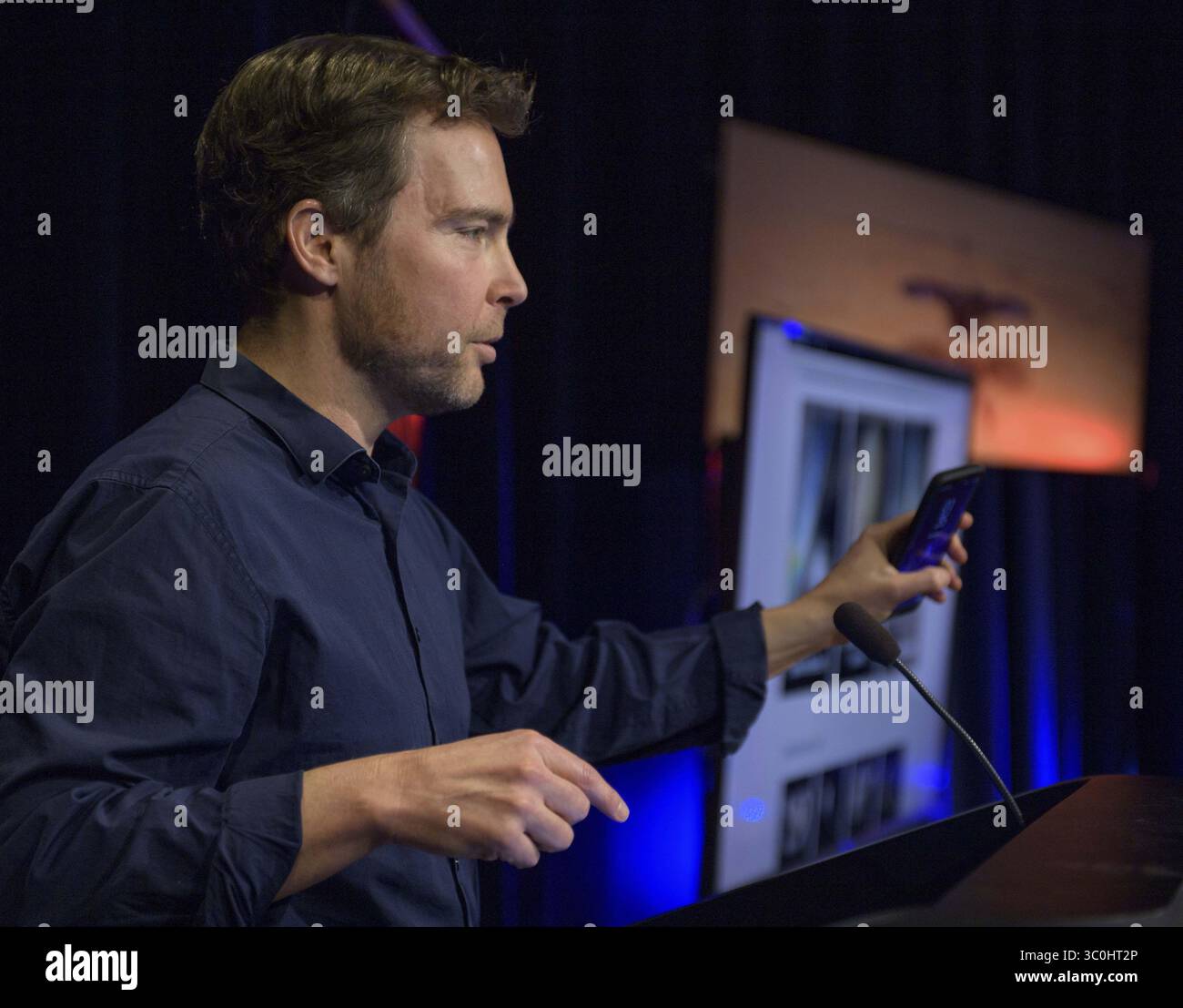 25. November 2018 – Pasadena, CA, USA – Jason Craig, Visualization Manager, NASA JPL, spricht während eines Social Media Briefings im Bereich Mission Support des Jet Propulsion Laboratory am 25. November 2018 in Pasadena, Kalifornien über Online-Visualisierungstools von Mars Insight. Insight, ist ein Mars-Lander, das den inneren Raum des Mars erforschen soll und am 26. November auf dem Roten Planeten landet. (Kreditbild: © Bill Ingalls via ZUMA Wire) Stockfoto