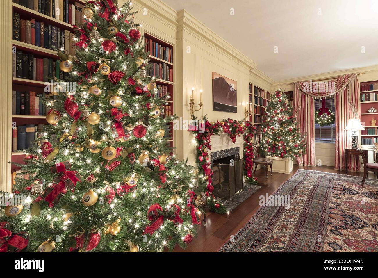 Weihnachtsdekor in der Bibliothek, Teil der 2018 das Weiße Haus Weihnachtsschmuck vorgestellt im Weißen Haus November 26, 2018 in Washington, DC. Die Einrichtung war von der ersten Dame Melania Trump entworfen und unter dem Motto 