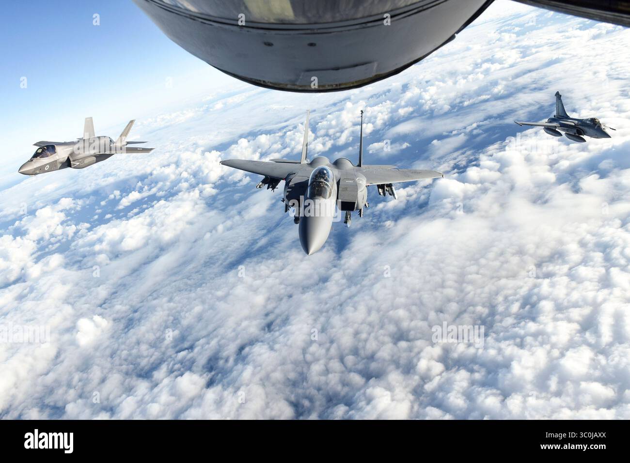 27. November 2018: RAF Mildenhall, Suffolk, Vereinigtes Königreich – Eine Royal Air Force F-35 Lightning II, links, die US Air Force F-15E Strike Eagle, Center und die französische Luftwaffe Dassault Rafale fliegen hinter einem Stratotanker der US Air Force KC-135, der dem 100. Luftbetankungsflügel zugewiesen wurde, während der Übung am Ärmelkanal im November. 27, 2018. Die Ausbildung mit NATO-Verbündeten wie Großbritannien und Frankreich verbessert die Interoperabilität und zeigt das â Engagement der USA für regionale Sicherheit. Übungspunkt leer ist auch eine Chance, die Interoperabilität und Integration zwischen den Verbündeten zu verbessern Stockfoto