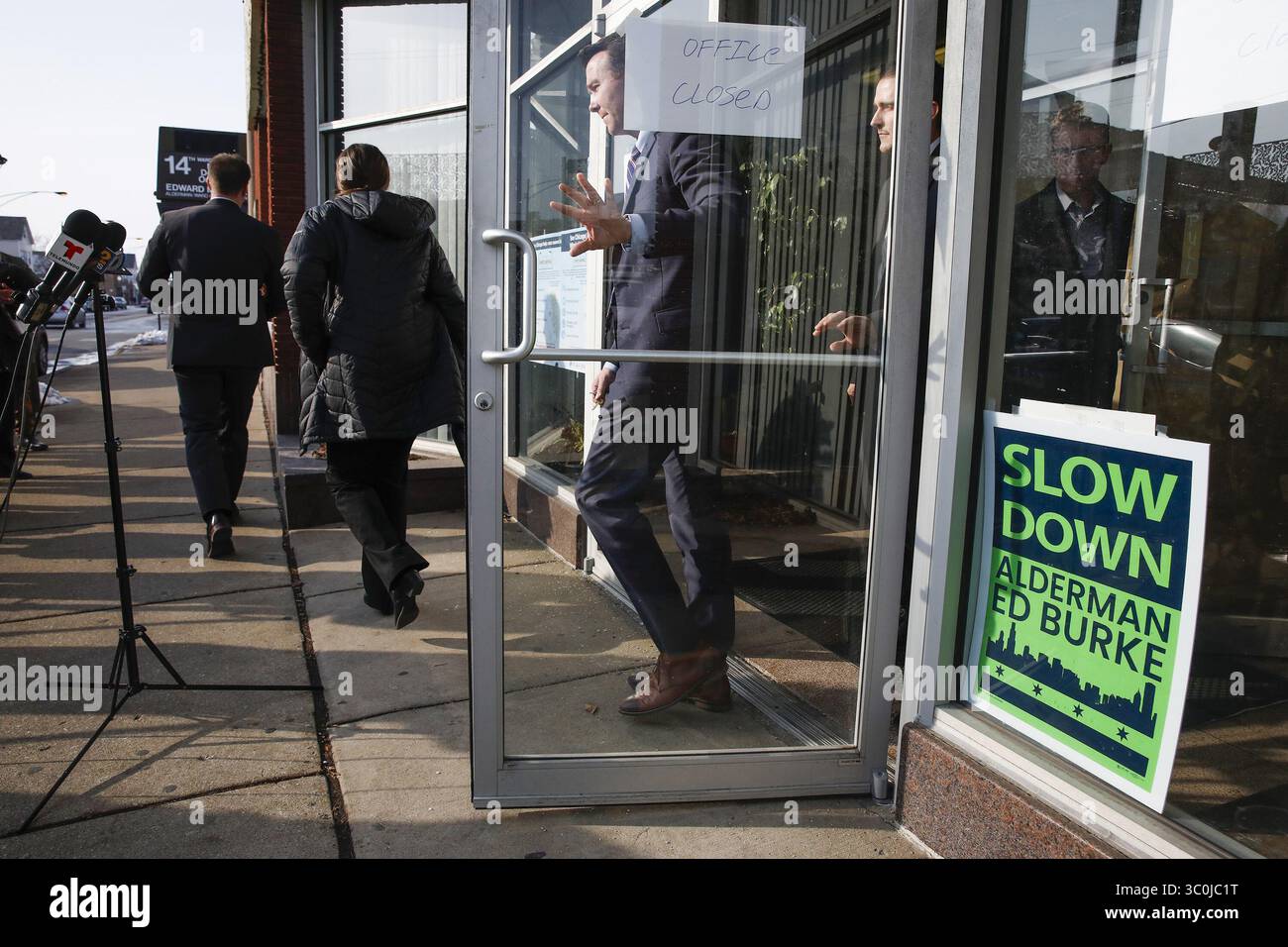 29. November 2018 - Chicago, IL, USA - Unbekannte verlassen am Donnerstag, 29. November 2018 das Büro von ALD. Edward M. Burke 14th Ward im Block 2600 der West 51st Street in Chicago, Illinois. (Bild: © Jose M. Osorio/Chicago Tribune/TNS via ZUMA Wire) Stockfoto