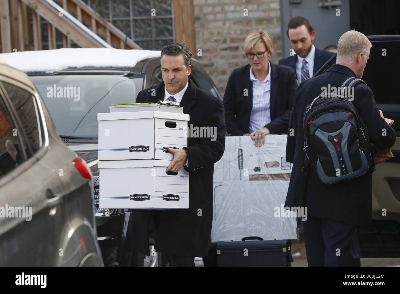 29. November 2018 – Chicago, IL, USA – die Kisten werden von Bundesermittlern des Büros der 14. Abteilung von ALD. Edward M. Burke im Block 2600 der West 51st Street in Chicago, Illinois, am Donnerstag, den 29. November 2018 mitgenommen. (Bild: © Jose M. Osorio/Chicago Tribune/TNS via ZUMA Wire) Stockfoto