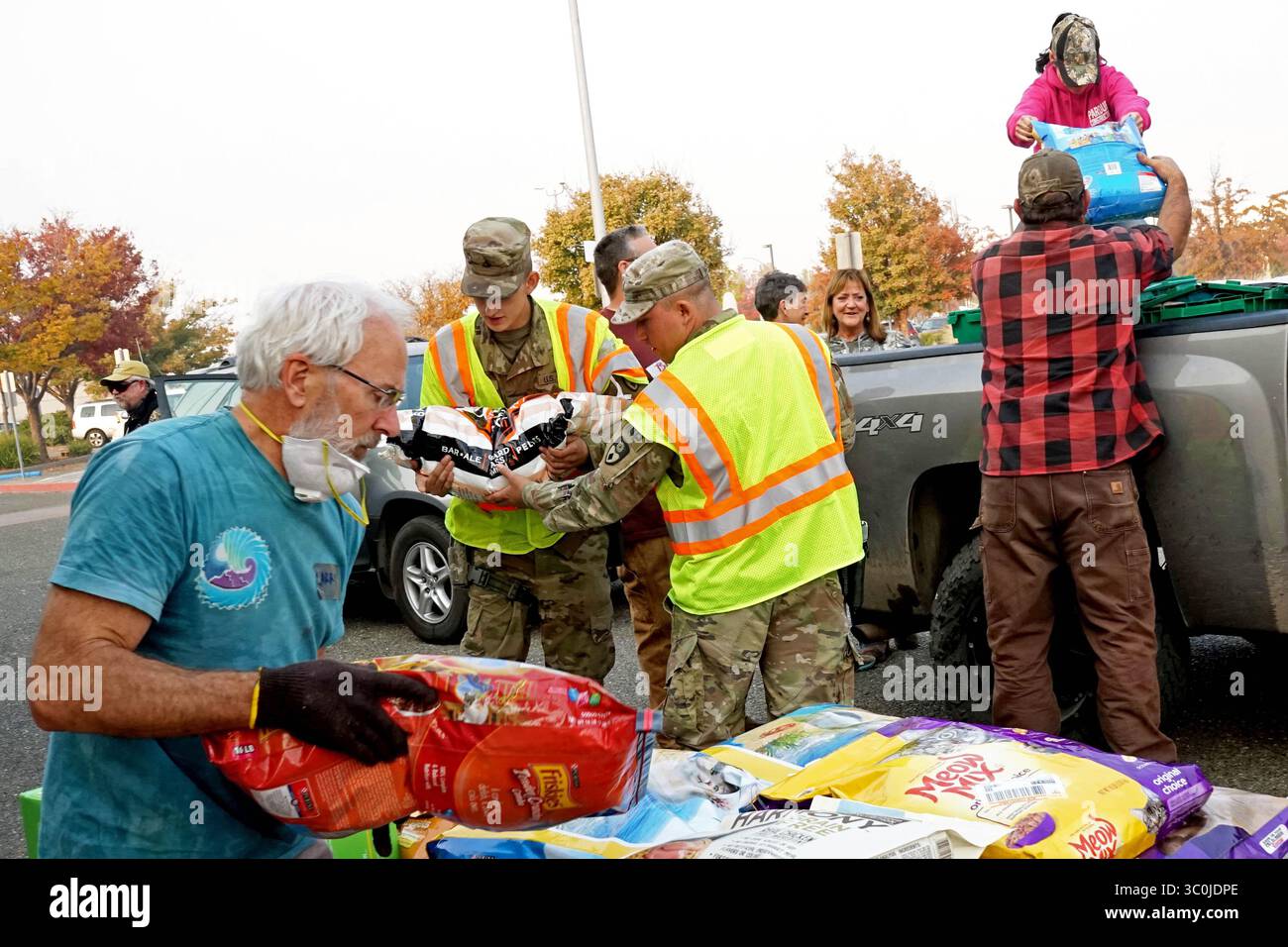 18. November 2018 - Chico, Kalifornien, USA - SPC. Mark Maynard und PFC. Christian P. Reinke, Militärpolizisten bei der 870. Military Police Company, hilft Mitgliedern der lokalen Gemeinde, Spenden in einem temporären Tierheim am städtischen Flughafen in Chico, Kalifornien, zu entladen. 18, 2018. Als Reaktion auf das Lagerfeuer wurde der Flughafen zu einem provisorischen Tierheim umgebaut, in dem vertriebene Tiere betreut und bedürftige Tierbesitzer Spenden erhalten. (Bild: © U.S. Army/ZUMA Wire/ZUMAPRESS.com) Stockfoto