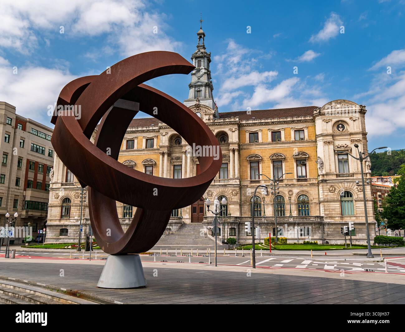 Bilbao City Hall Gebäude vom Fluss aus gesehen. Ein historisches architektonisches Wahrzeichen, das den Stolz der Stadt und das kulturelle Erbe widerspiegelt. Stockfoto