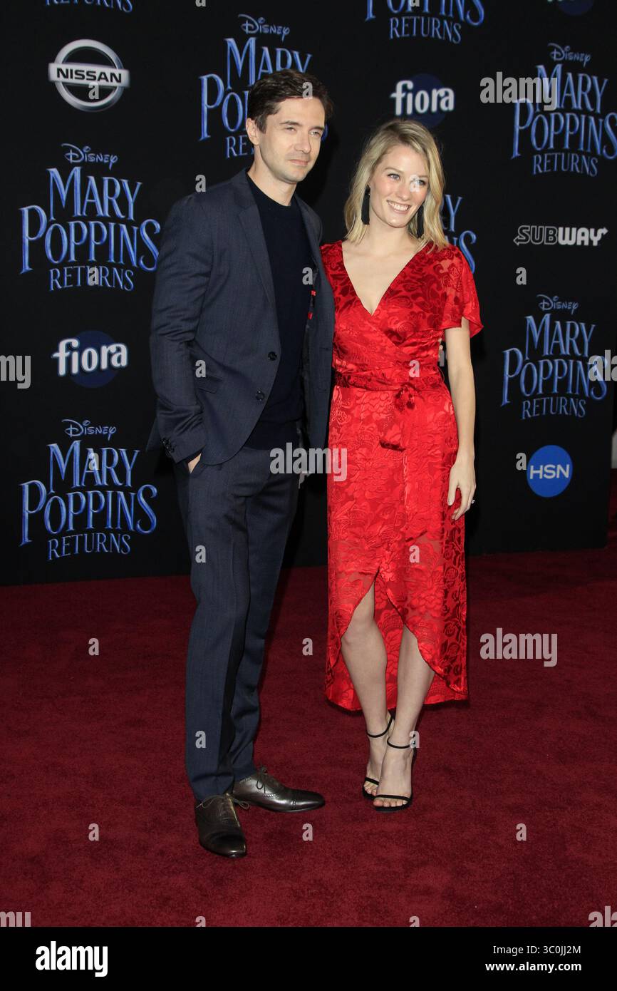 29. November 2018 – Los Angeles, CA, USA – LOS ANGELES – 29. November: Topher Grace, Ashley Hinshaw bei der Premiere von „Mary Poppins Returns“ im El Capitan Theatre am 29. November 2018 in Los Angeles, CA (Credit Image: © Kathy Hutchins Via ZUMA Wire) Stockfoto