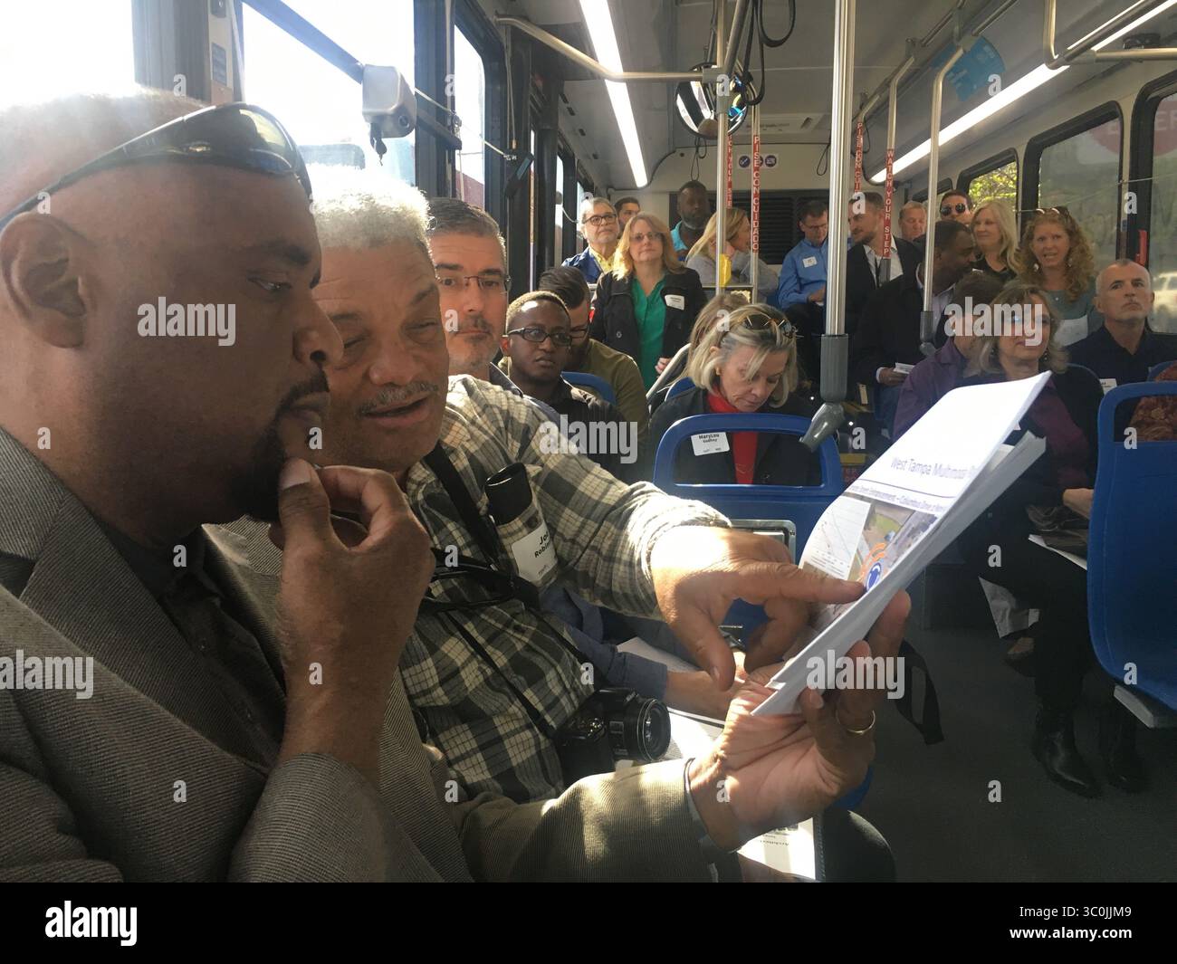 30. November 2018 – Florida, USA – Joe Robinson, ein Ingenieur und lebenslanger Bewohner von West Tampa, spricht mit Leroy Moore von der Tampa Housing Authority über die geplanten Transportvorhaben für das West Tampa Community Redevelopment Area. Die beiden nahmen an einer Hör- und Lerntour Teil, die das Florida Department of Transportation am 30. November 2018 organisierte. (Foto: © Caitlin Johnston/Tampa Bay Times via ZUMA Wire) Stockfoto