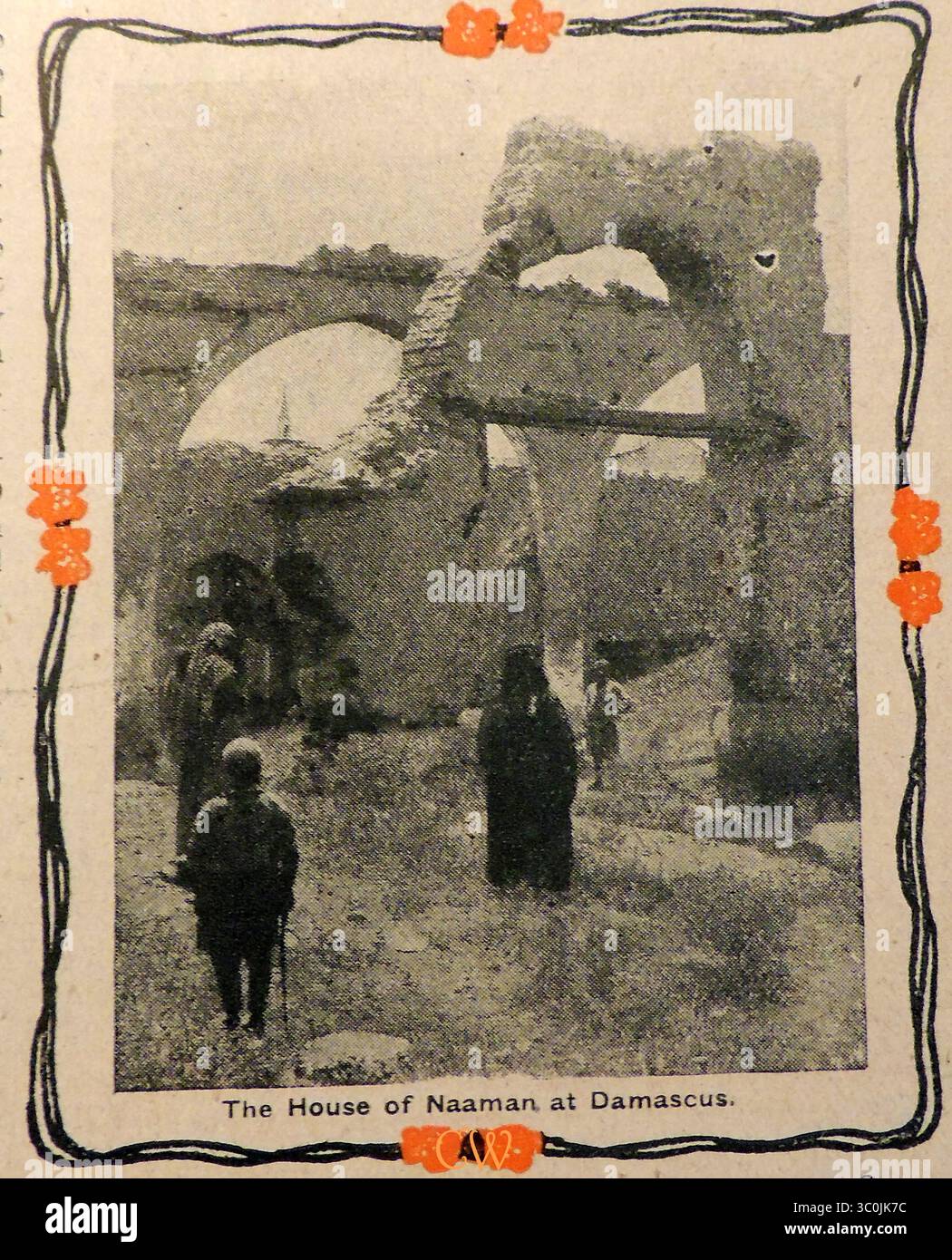 Ein altes gedrucktes Bild aus dem Jahr 1915 des Hauses Naaman in Damaskus, von dem traditionell angenommen wird, dass es der Ort ist, an dem Naaman, ein syrischer General, der an Lepra leidet, er wurde geheilt nachdem er den Anweisungen des Propheten Elischa folgte sich siebenmal im Jordan zu waschen - صورة مطبوعة قديمة تعود إلى عام 1915 لبيت نعمان في دمشق، والتي يُعتقد تقليديًا أنها الموقع الذي شُفي فيه نعمان، وهو جنرال سوري كان يعاني من مرض الجذام، بعد اتباعه لتعليمات النبي إليشع بغسل نفسه في نهر الأردن سبع مرات - Stockfoto