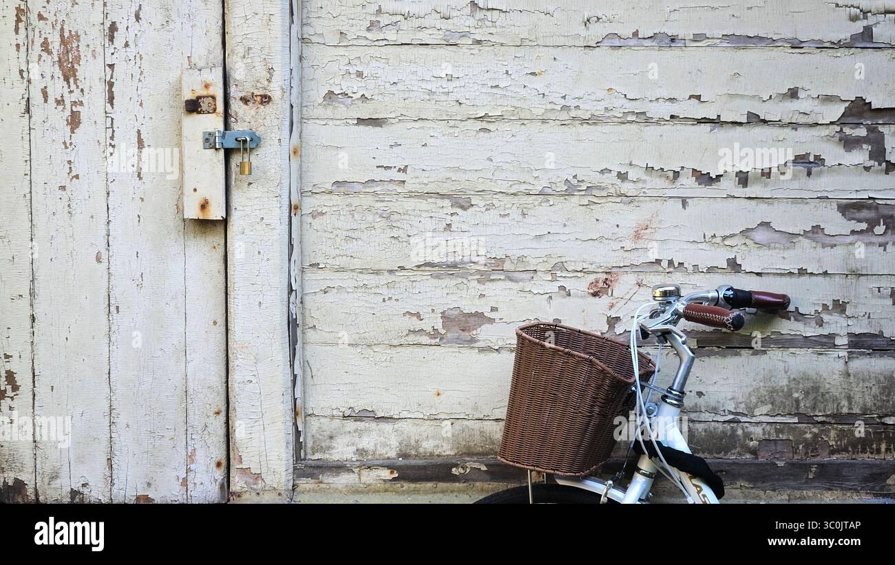 Vintage-Fahrrad Vor Verwitterter Wand - Smartphone-aufgenommenes Stockfoto