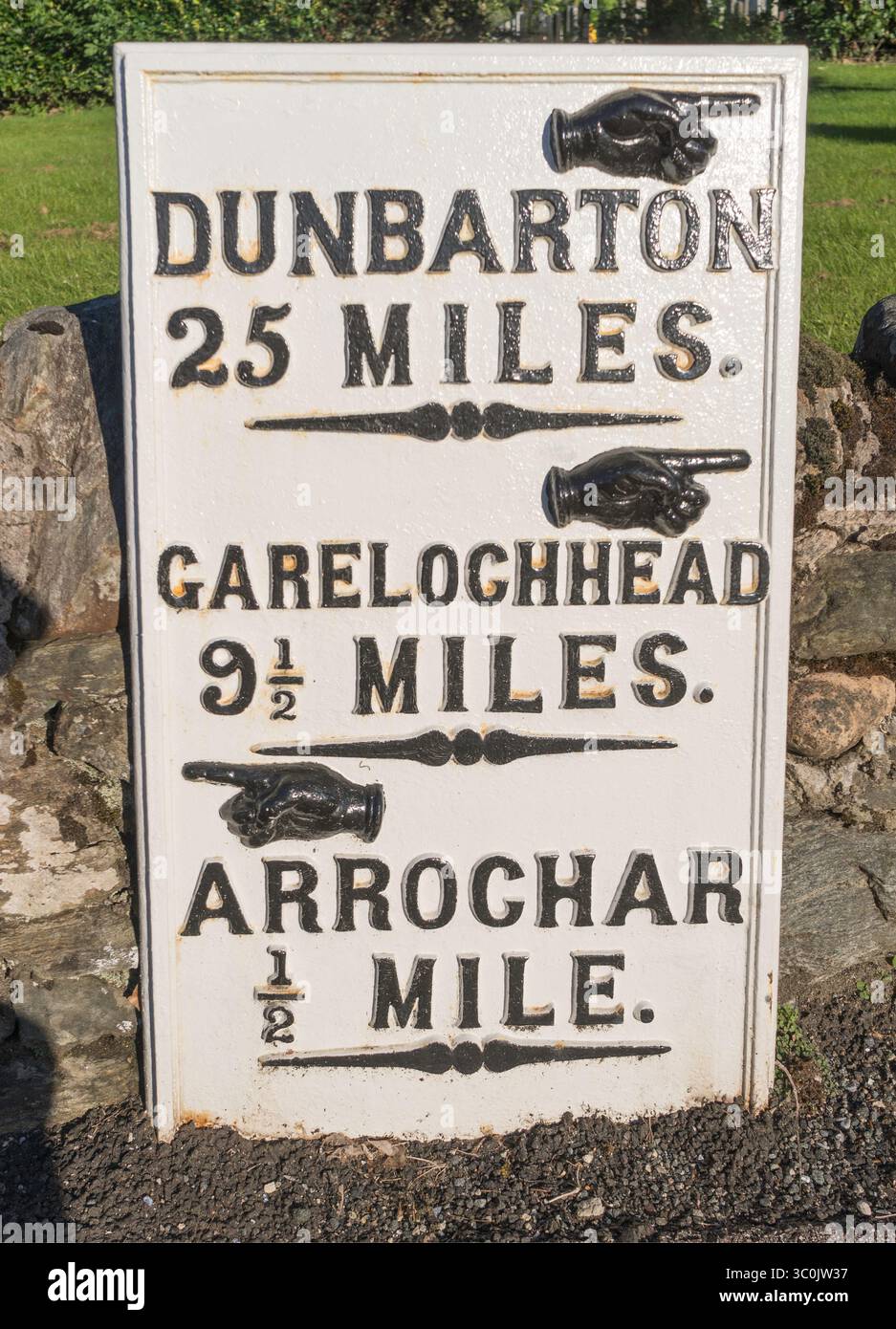 Altes traditionelles gusseisernes Straßenschild an der A814 in Arrochar, Schottland, Großbritannien Stockfoto
