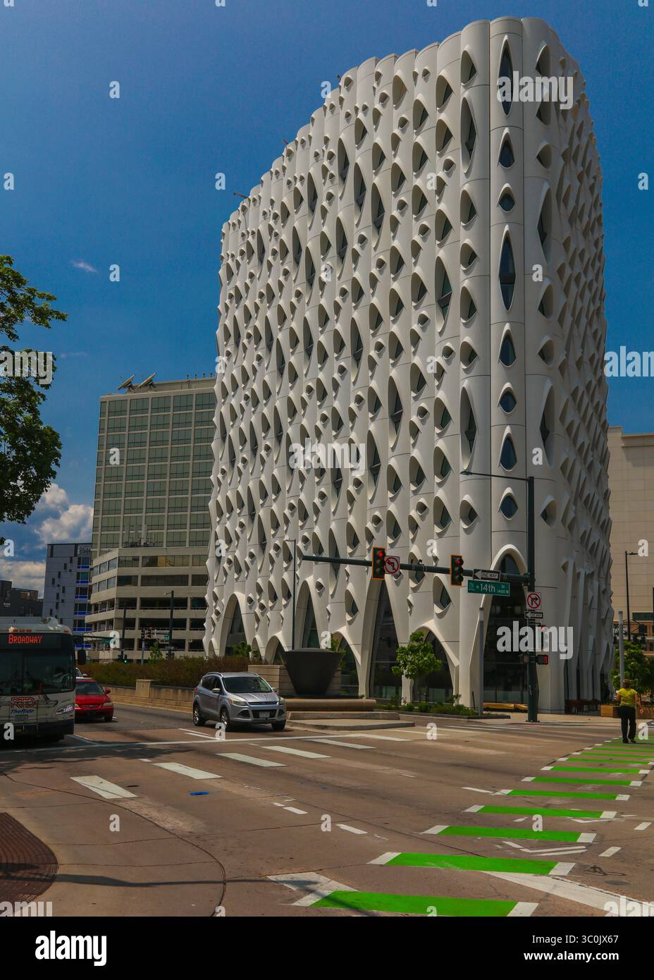 Blick auf die Straße des stilvollen, bevölkerungsreichen Hotels in downton Denver, Colorado Stockfoto