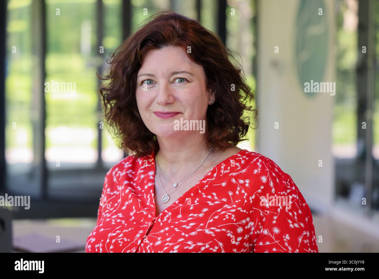 Bath, UK - 16. Mai 2025 Professor Turi King, bekannt für die Leitung der genetischen Analyse zur Identifizierung von König Richard III Stockfoto