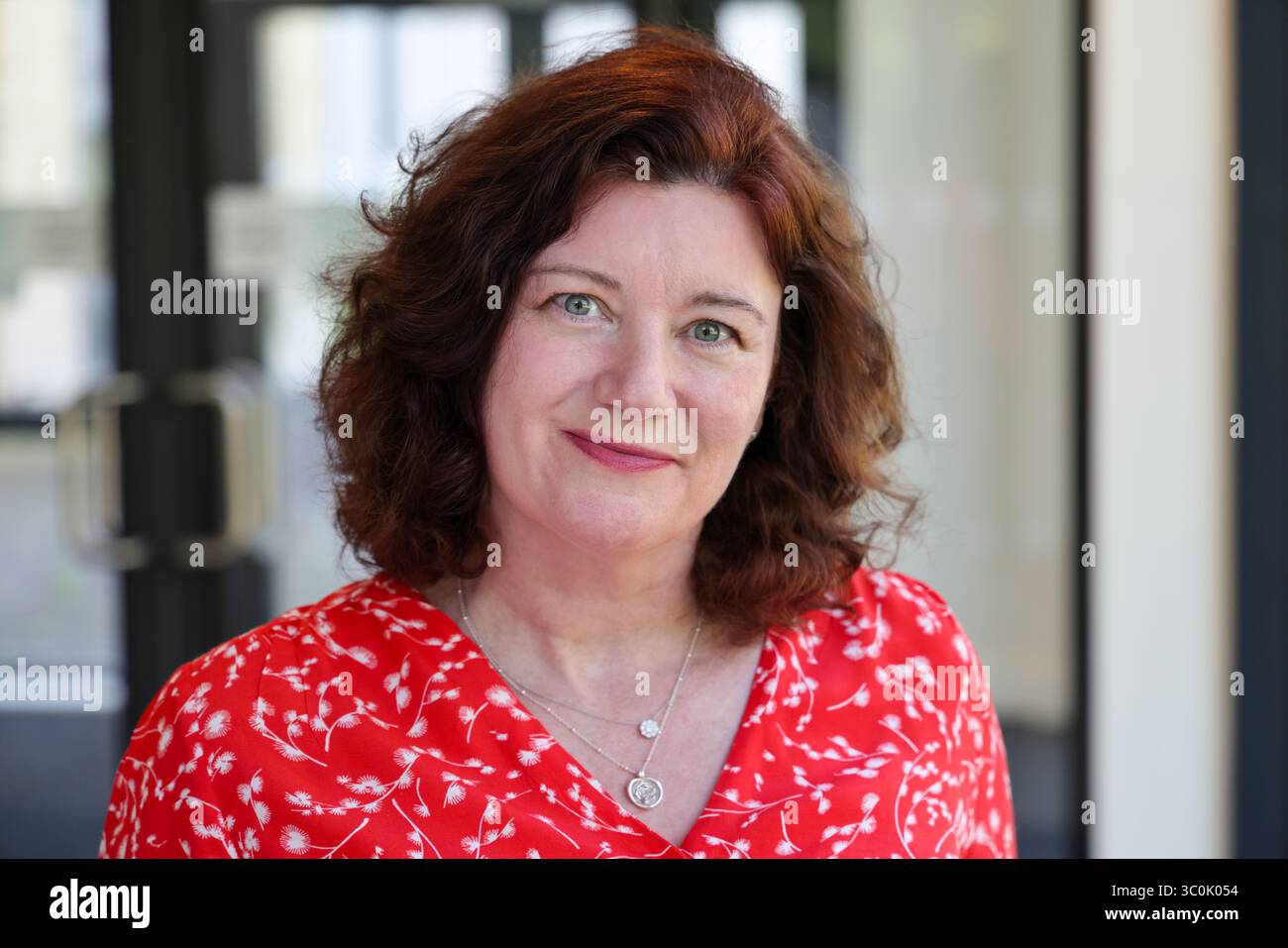 Bath, UK - 16. Mai 2025 Professor Turi King, bekannt für die Leitung der genetischen Analyse zur Identifizierung von König Richard III Stockfoto