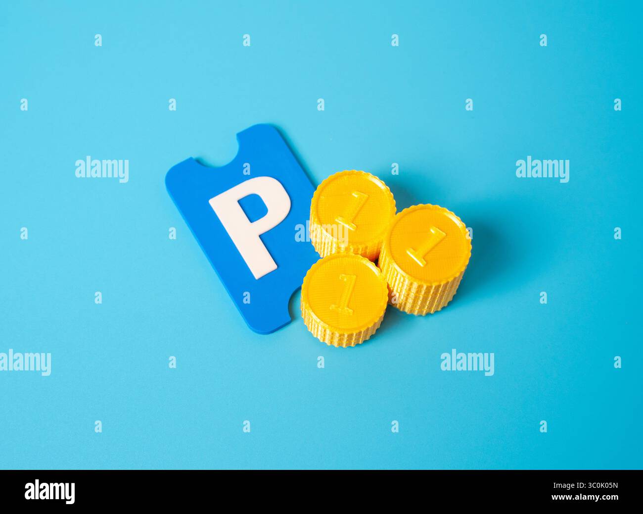 Parkschein und Münzen. Bezahlung der Parkgutscheine. Gebühren für den städtischen Nahverkehr, kostenpflichtige Parkzonen, kurzfristige Haltestellen in der Stadt. Digitale und münzbasierte Zähler, Stockfoto
