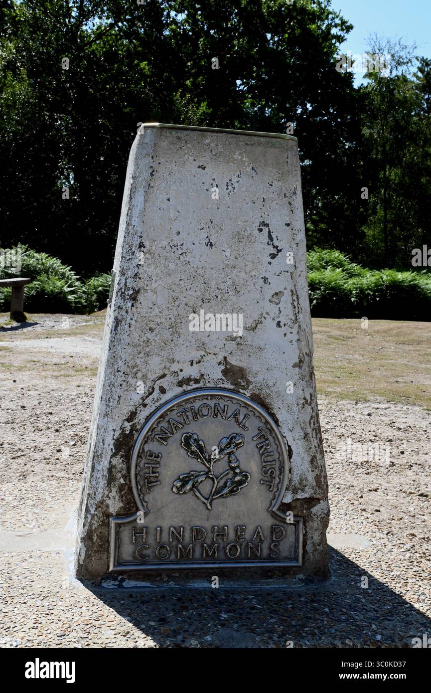 Die Triangulationssäule (oft als Triangulationspunkt bezeichnet) auf der Spitze des Gibbet Hill in Surrey. Der Hügel ist etwa 272 Meter (892 Fuß) hoch. Stockfoto