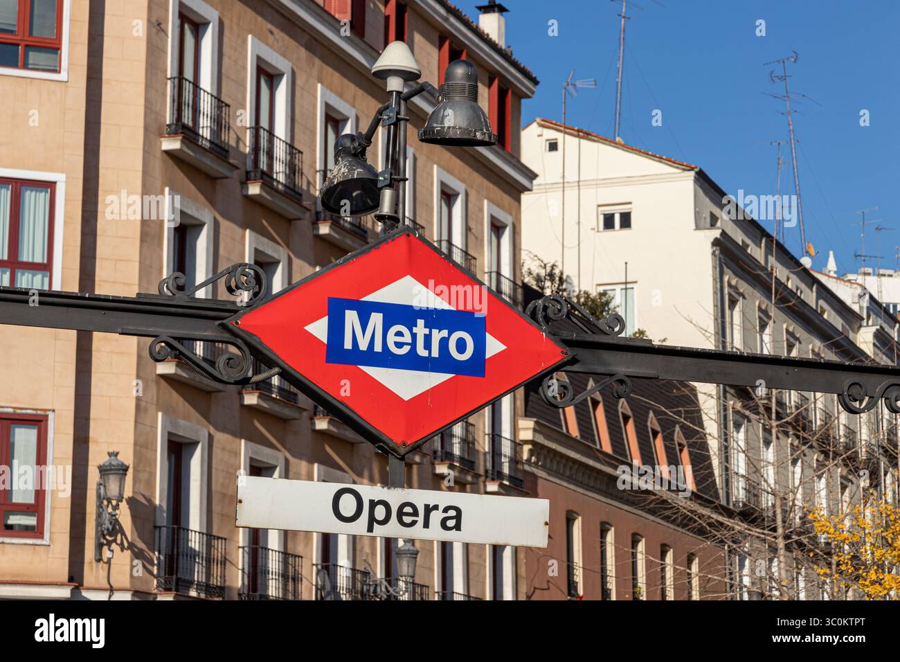 Madrid, Spanien. Nahaufnahme des ikonischen rot-weißen Metro-Schildes am Eingang zum Opernbahnhof, in der Nähe des Königlichen Theaters im Stadtzentrum, wi Stockfoto