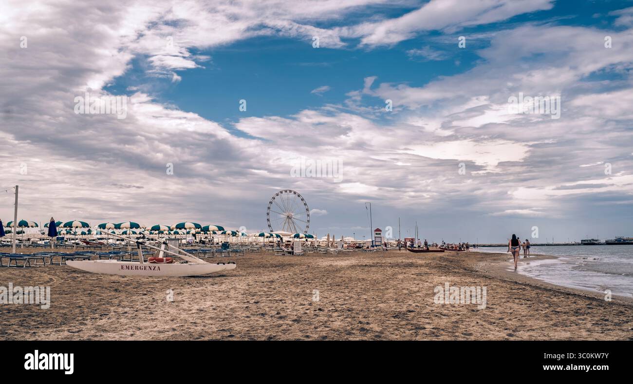 Ein regnerischer Sommernachmittag am Strand von Rimini. Im Vordergrund ein Katamaran zur Rettung. Adria Riviera, Emilia-Romagna, Italien. Stockfoto