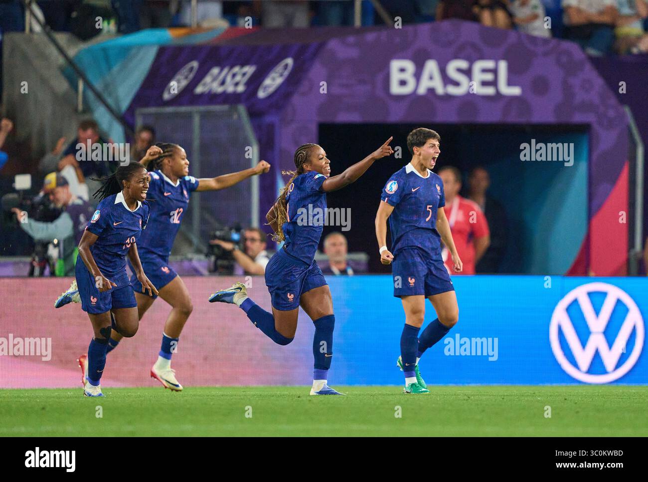 Basel, Schweiz. Juli 2025. Sandie Toletti (2-r) #6 von Frankreich feiert ihr Abseitentor im Viertelfinale der UEFA Women EURO 2025 gegen FRANKREICH – DEUTSCHLAND 5-6 N.E. 1-1 nach 120 Minuten in der Saison 2025/2026 am 19. Juli 2025 im St. Jakob-Park Basel, Schweiz. Fotograf: ddp Images/STAR-Images Credit: ddp Media GmbH/Alamy Live News Stockfoto