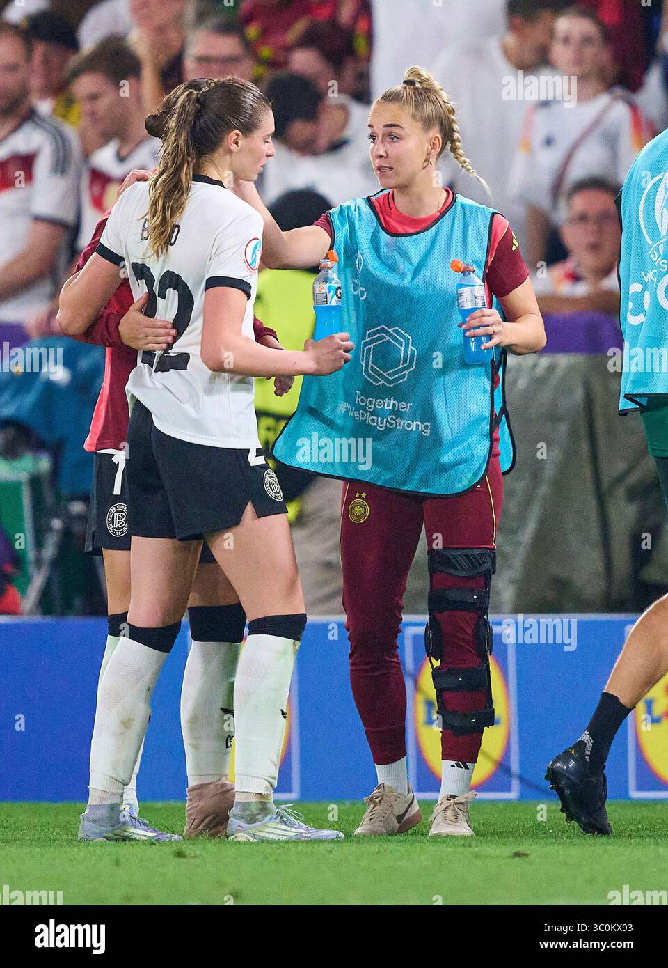 Basel, Schweiz. Juli 2025. Jule Brand, #22 des Teams Deutschland Giulia Gwinn #7 des Teams Deutschland feiert den Sieg nach dem Viertelfinale der UEFA Women EURO 2025 Spiel FRANKREICH - DEUTSCHLAND 5-6 N.E. 1-1 nach 120 Minuten in der Saison 2025/2026 am 19. Juli 2025 in St. Jakob-Park Basel, Schweiz. Fotograf: ddp Images/STAR-Images Credit: ddp Media GmbH/Alamy Live News Stockfoto