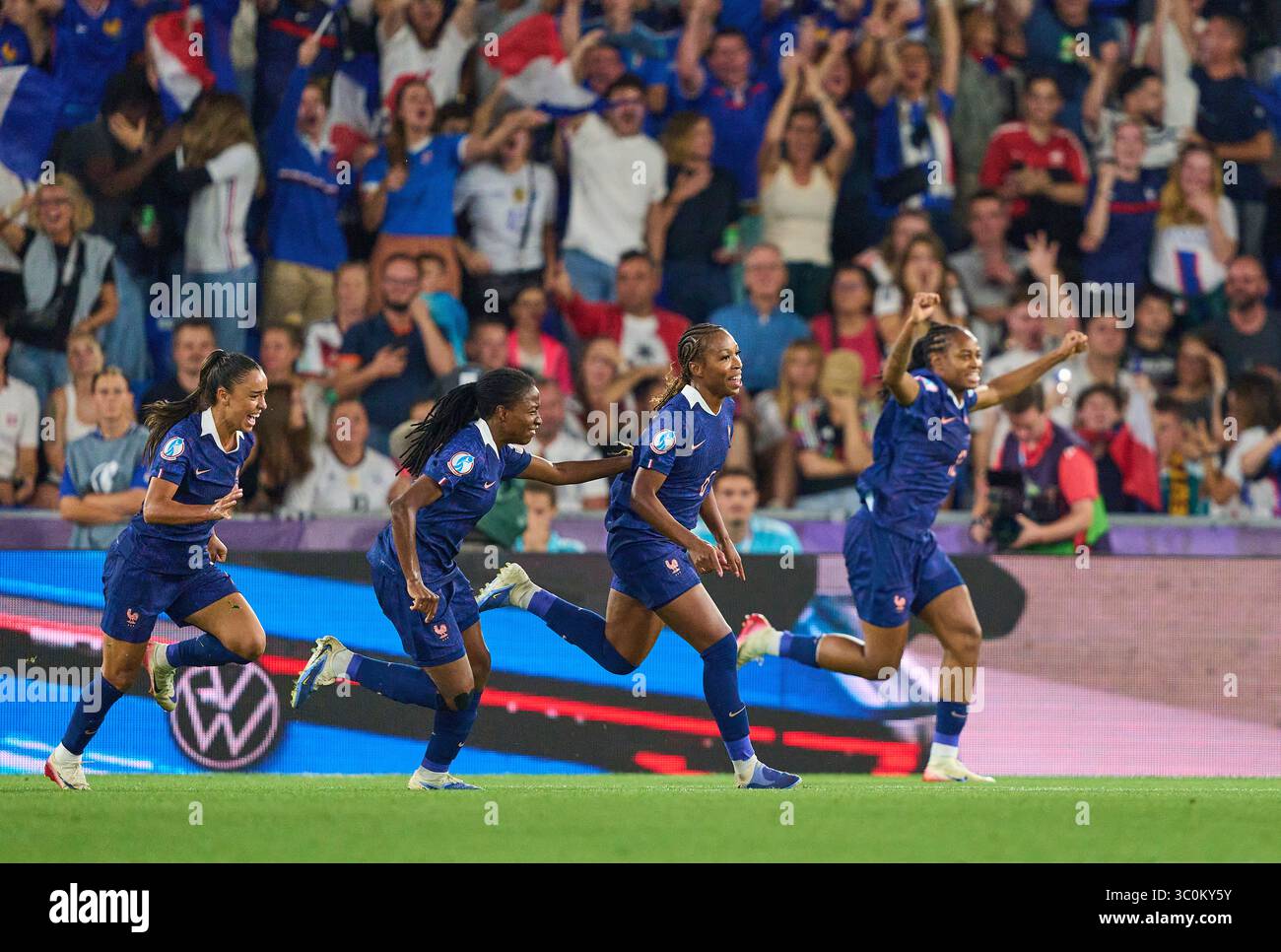 Basel, Schweiz. Juli 2025. Sandie Toletti (2-r) #6 von Frankreich feiert ihr Abseitentor im Viertelfinale der UEFA Women EURO 2025 gegen FRANKREICH – DEUTSCHLAND 5-6 N.E. 1-1 nach 120 Minuten in der Saison 2025/2026 am 19. Juli 2025 im St. Jakob-Park Basel, Schweiz. Fotograf: ddp Images/STAR-Images Credit: ddp Media GmbH/Alamy Live News Stockfoto