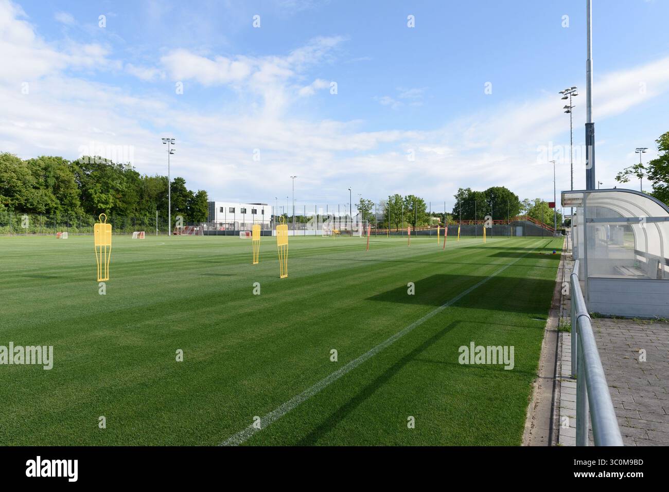 München, Deutschland. Juli 2025. München, 21. Juli 2025: Leerer Trainingsplatz der Frauen des FC Bayern vor einem Training auf dem FC Bayern Campus, München. (Sven Beyrich/SPP) Credit: SPP Sport Press Photo. /Alamy Live News Stockfoto