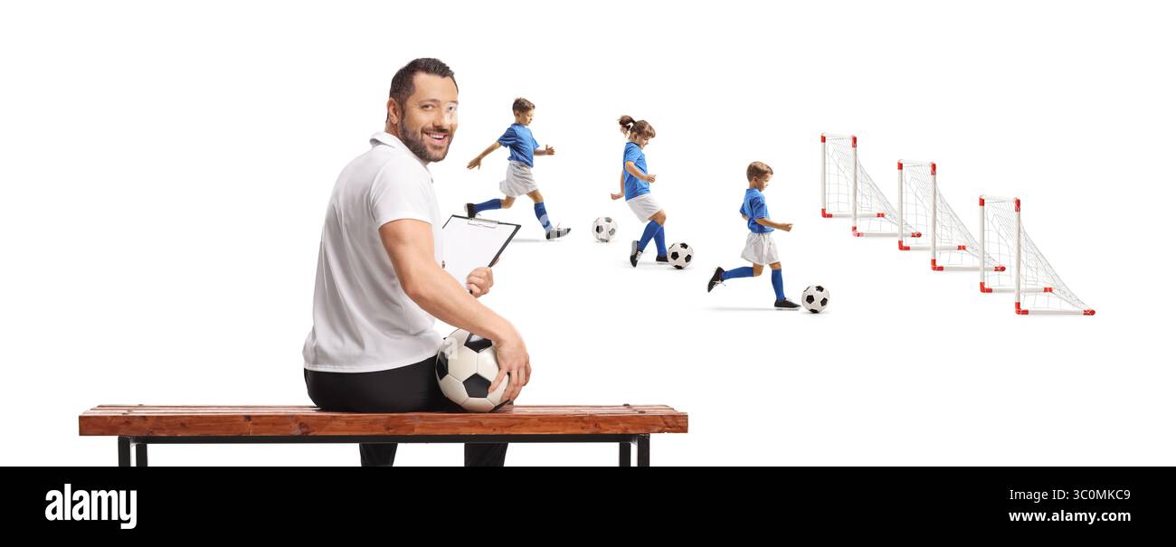 Fußballtrainer sitzt auf einer Bank und Kinder laufen mit Bälle isoliert auf weißem Hintergrund Stockfoto