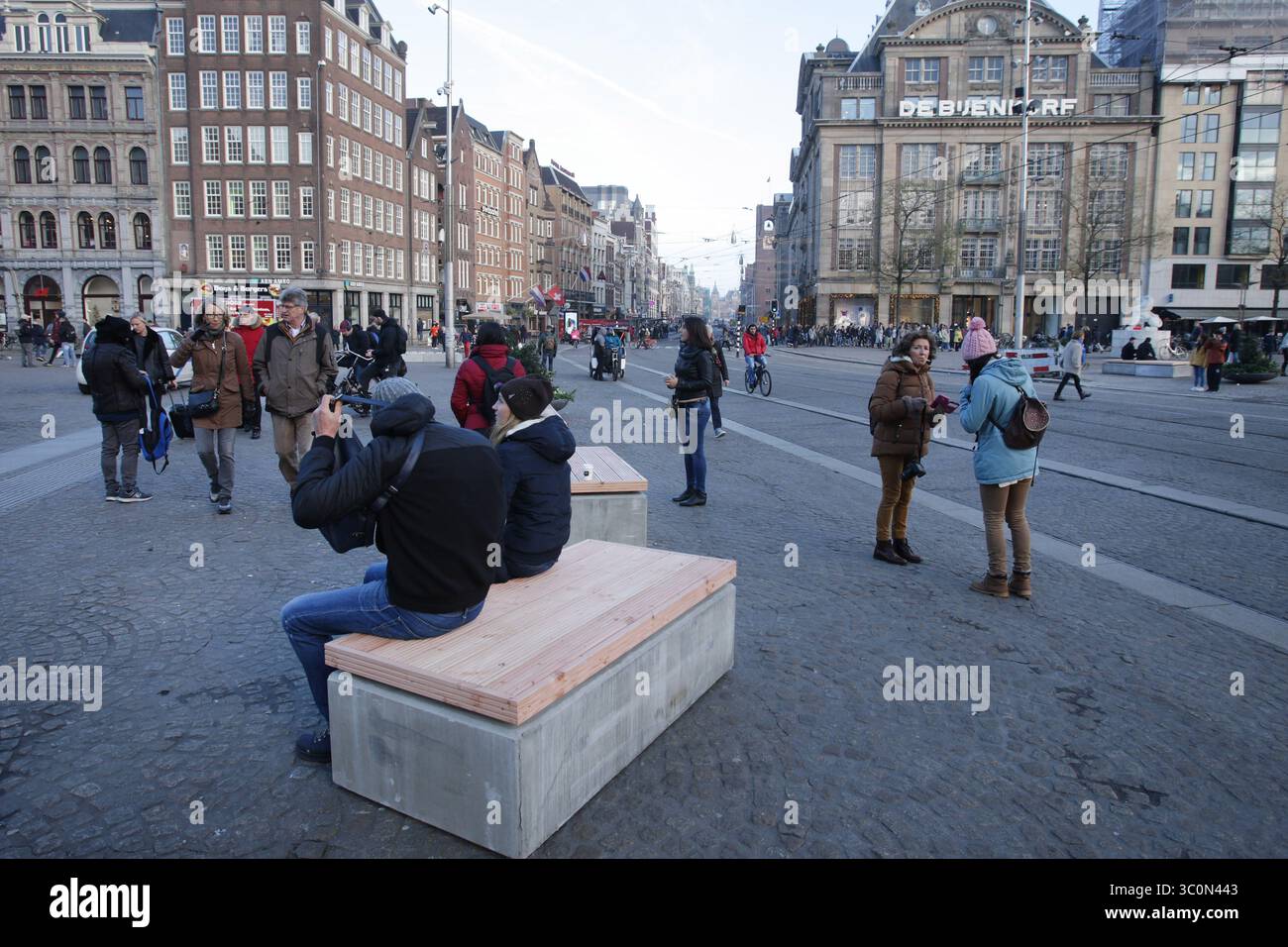 9. November 2017 - Amsterdam, Niederlande - Touristen passieren Sicherheitsbarrikaden, die am 9. November 2017 in Amsterdam, Niederlande, auf dem Gehsteig am Dam-Platz angebracht wurden. Die Sicherheitsbarrikaden als Teil des Sicherheitsplans gegen terroristische Bedrohungen in Amsterdam. (Kreditbild: © Paulo Amorim/Vwpics/VW Pics via ZUMA Wire) Stockfoto