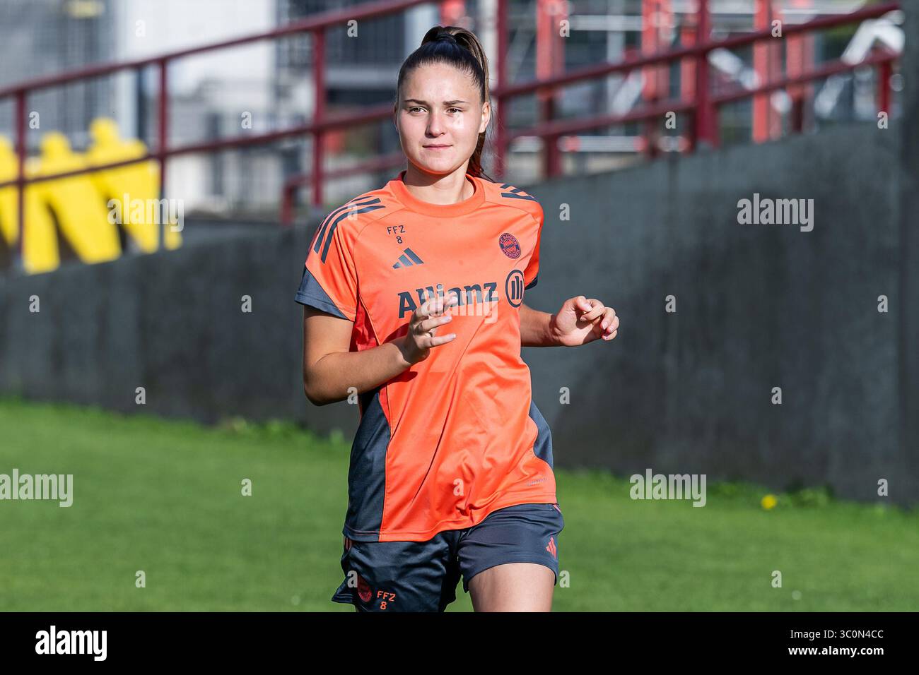 München, Deutschland. Juli 2025. Samira Di Lauro (FC Bayern München Frauen II, #08) FC Bayern München Frauen, Fussball, Google Pixel Frauen-Bundesliga, Trainingseinheit, Saison 2025/2026, 21.07.2025. (DFL-DFB-VORSCHRIFTEN VERBIETEN JEDE VERWENDUNG VON FOTOGRAFIEN ALS BILDSEQUENZEN UND/ODER QUASI-VIDEO). Foto: Eibner-Pressefoto/Heike feiner Credit: dpa/Alamy Live News Stockfoto