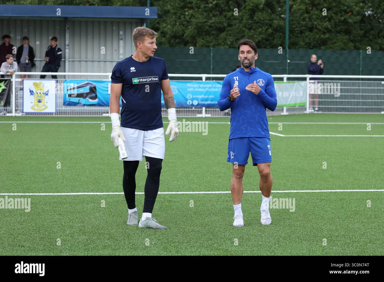Chris Haigh aus Chelmsford City und Ricky Holmes aus Chelmsford City unterhalten sich vor dem Spiel zwischen Hashtag United FC und Chelmsford City FC in einem Freundschaftsspiel vor der Saison im Parkside Stadium. (Quelle: Tiego Grenho) Stockfoto
