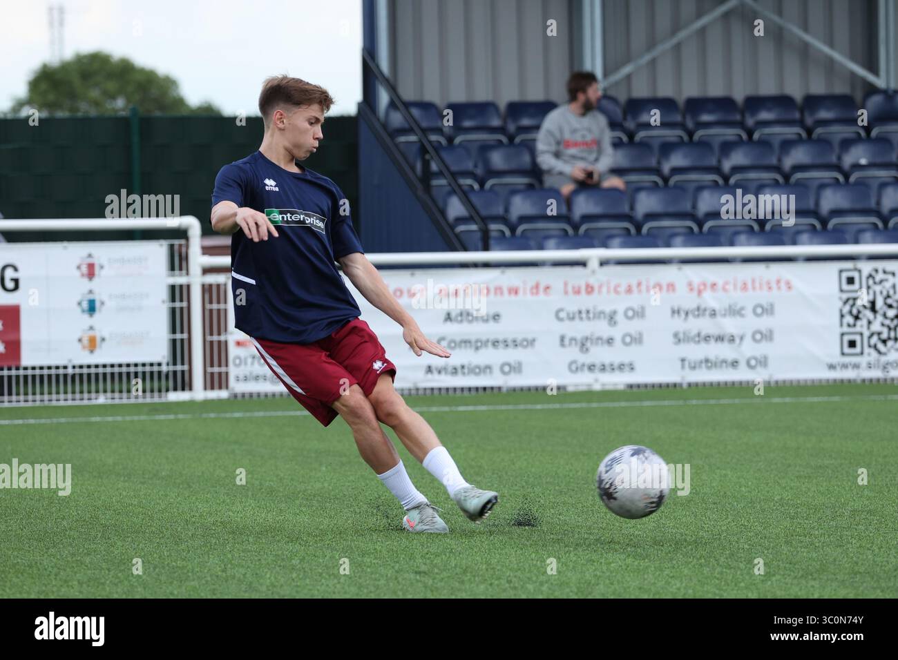 Lester Ward von Chelmsford City Pathway wärmt sich vor dem Spiel zwischen Hashtag United FC und Chelmsford City FC in einem Freundschaftsspiel vor der Saison im Parkside Stadium auf. (Quelle: Tiego Grenho) Stockfoto