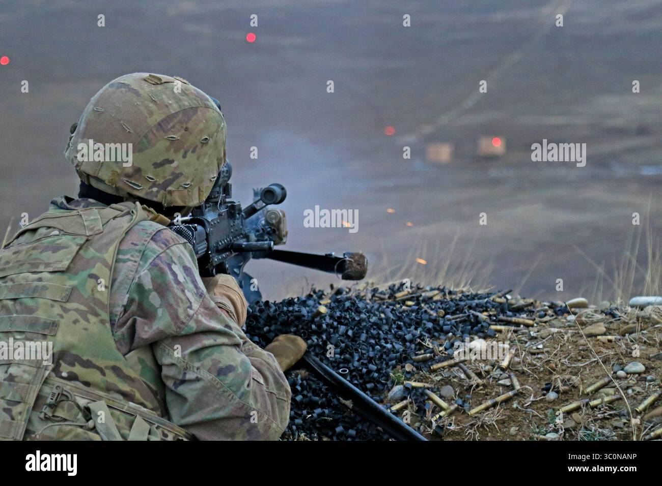 5. Dezember 2018 - Vaziani Training Area, Georgia - Ein US-Soldat, der dem Roten Zug zugewiesen wurde, Cobra Company, 2. Bataillon, 8. Kavallerie-Regiment, 1. Panzerbrigade Combat Team, 1. Kavallerie Division feuert ein M240B Maschinengewehr während einer multinationalen Kompanie Combined Arms Live Fire Event zur Unterstützung des Georgia Defense Readiness Program im Vaziani Training Area in Georgia, 5. Dezember 2018. Die GDRP ist ein gemeinsames Programm, in dem die US-Armee georgisches Personal und Kommandanten berät, betreut und ausbildet, um die Kampfbereitschaft zu verbessern. (Bild: © U.S. Army National Guard/ZUMA Wire/ZUMAPRESS. Stockfoto