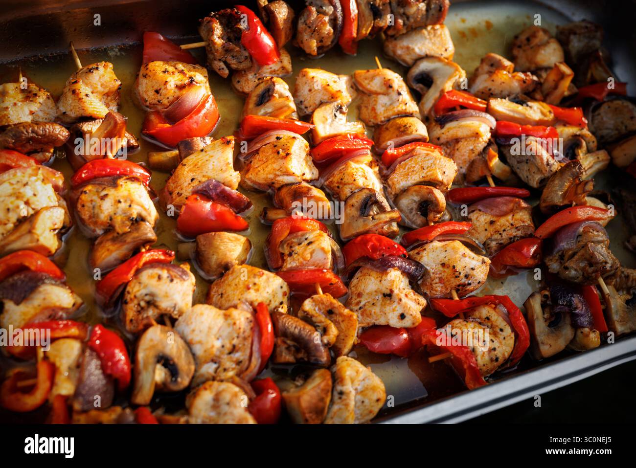 Gegrillte Hähnchenspieße mit Paprika und Pilzen Stockfoto