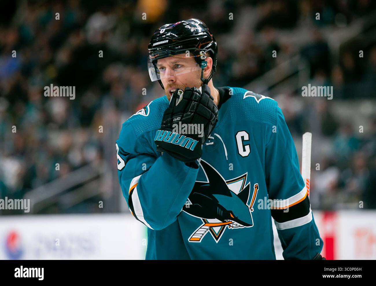 10. Dezember 2018: Joe Pavelski (8), der im Rahmen des NHL-Hockeyspiels zwischen den New Jersey Devils und den San Jose Sharks im SAP Center in San Jose, CA. Die Sharks besiegten die Devils mit 5:2. Damon Tarver/Cal Sport Media (Kreditbild: &Copy; Damon Tarver/CSM via ZUMA Wire) Stockfoto