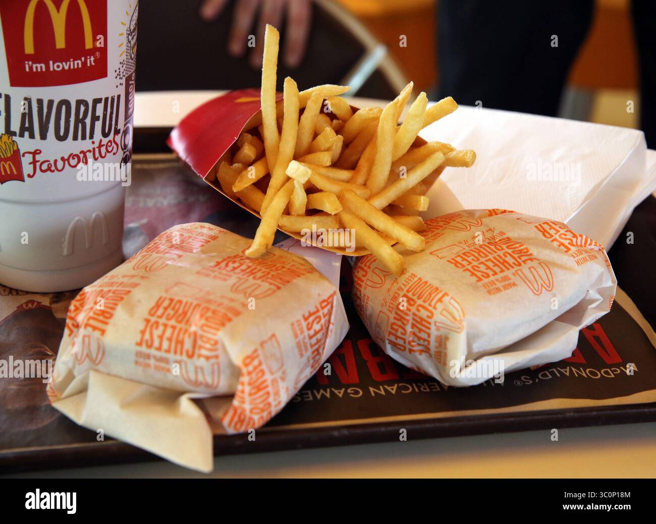 28. Februar 2013 - Oak Brook, IL, USA - John Kurzatkowski, 31, von Arlington HTS., kaufte zwei McDouble Hamburger und ein alkoholfreies Getränk von der Dollar Menu bei McDonald's und kaufte Pommes Frites vom Vollpreis-Menü. (Bild: © Chuck Berman/Chicago Tribune/TNS via ZUMA Wire) Stockfoto