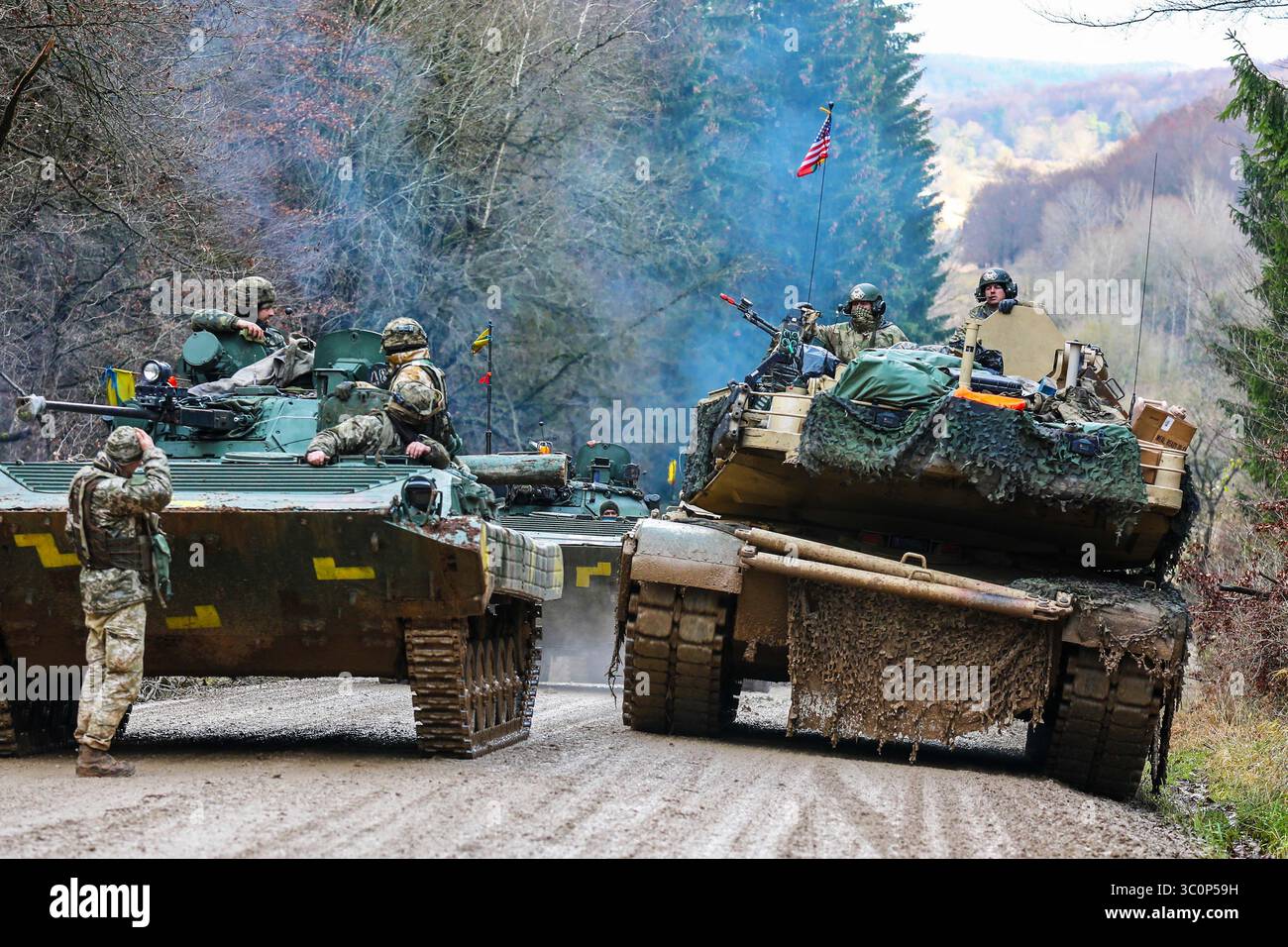 10. Dezember 2018 – Hohenfels, Deutschland – Eine Panzerbesatzung der M1A1 Abrams, die dem 2. Bataillon 7. Kavallerieregiment, 1. Panzerbrigade Combat Team, 1. Kavalleriedivision, zugeteilt ist, zieht an der Seite einer Säule gepanzerter Fahrzeuge der ukrainischen Armee während der Übung Combined Resolve XI in Hohenfels, Deutschland, 10. Dezember 2018. CBRXI im Joint Multinational Readiness Center ist die letzte Übung der CD-Rotation von 1-1 zur Unterstützung von Atlantic Resolve in Europa, die die Interoperabilität der US-Streitkräfte mit ihren NATO-Verbündeten und -Partnern bewertet. (Bild: © U.S. Army National Guard/ZUMA Wire/ZUM Stockfoto