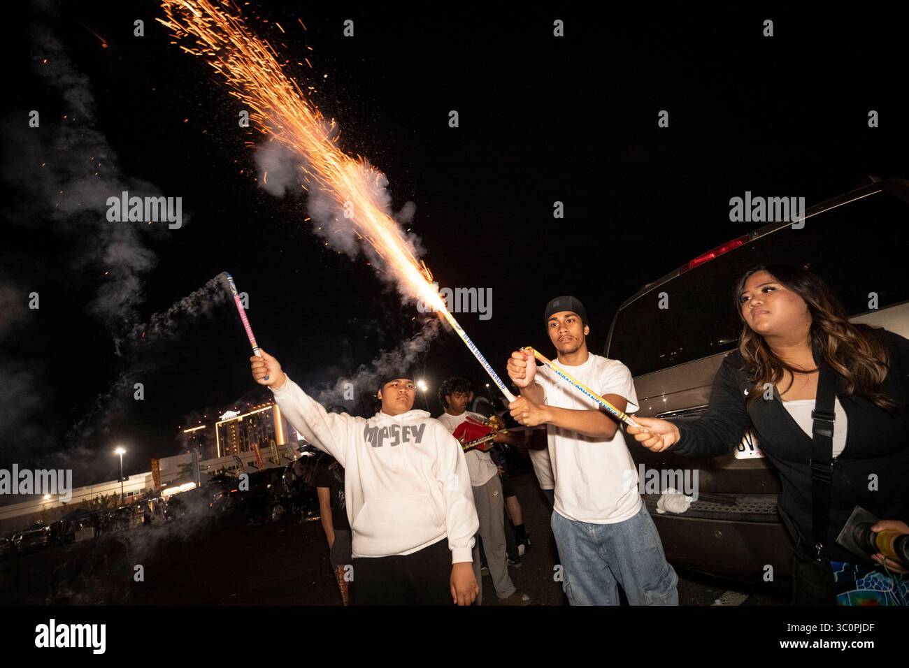 Die Teilnehmer starten ein Feuerwerk während einer einmal jährlich stattfindenden öffentlichen Veranstaltung im Muckleshoot Fireworks Store im Muckleshoot Casino Resort. Das Treffen findet auf souveränen Stammesland gemäß dem Muckleshoot Tribal Code statt und ermöglicht es Einzelpersonen, hochleistungsfähige Feuerwerke zu kaufen und anzuzünden, die normalerweise in der Umgebung verboten sind. Stockfoto