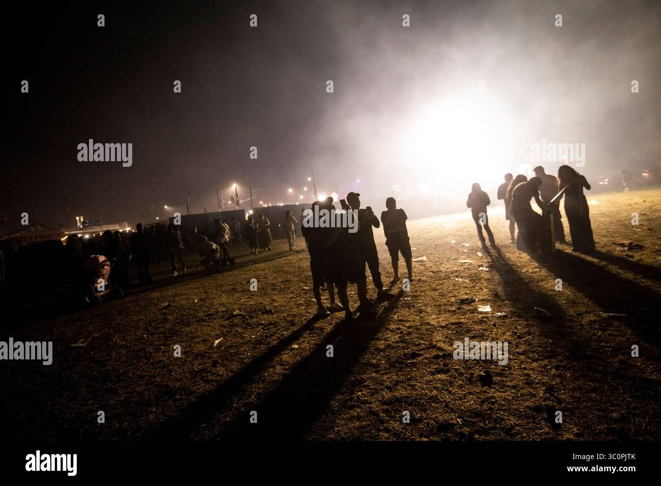 Die Luft ist voller Rauch, während die Teilnehmer während einer einmal jährlich stattfindenden öffentlichen Veranstaltung im Muckleshoot Fireworks ein Feuerwerk starten. Das Treffen findet auf souveränen Stammesland gemäß dem Muckleshoot Tribal Code statt und ermöglicht es Einzelpersonen, hochleistungsfähige Feuerwerke zu kaufen und anzuzünden, die normalerweise in der Umgebung verboten sind. Stockfoto