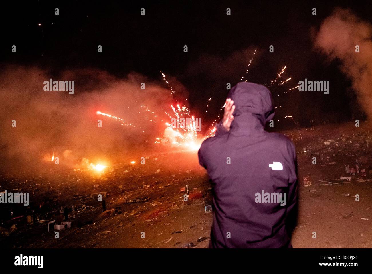 Die Teilnehmer starten ein Feuerwerk während einer einmal jährlich stattfindenden öffentlichen Veranstaltung im Muckleshoot Fireworks Store im Muckleshoot Casino Resort. Das Treffen findet auf souveränen Stammesland gemäß dem Muckleshoot Tribal Code statt und ermöglicht es Einzelpersonen, hochleistungsfähige Feuerwerke zu kaufen und anzuzünden, die normalerweise in der Umgebung verboten sind. Stockfoto