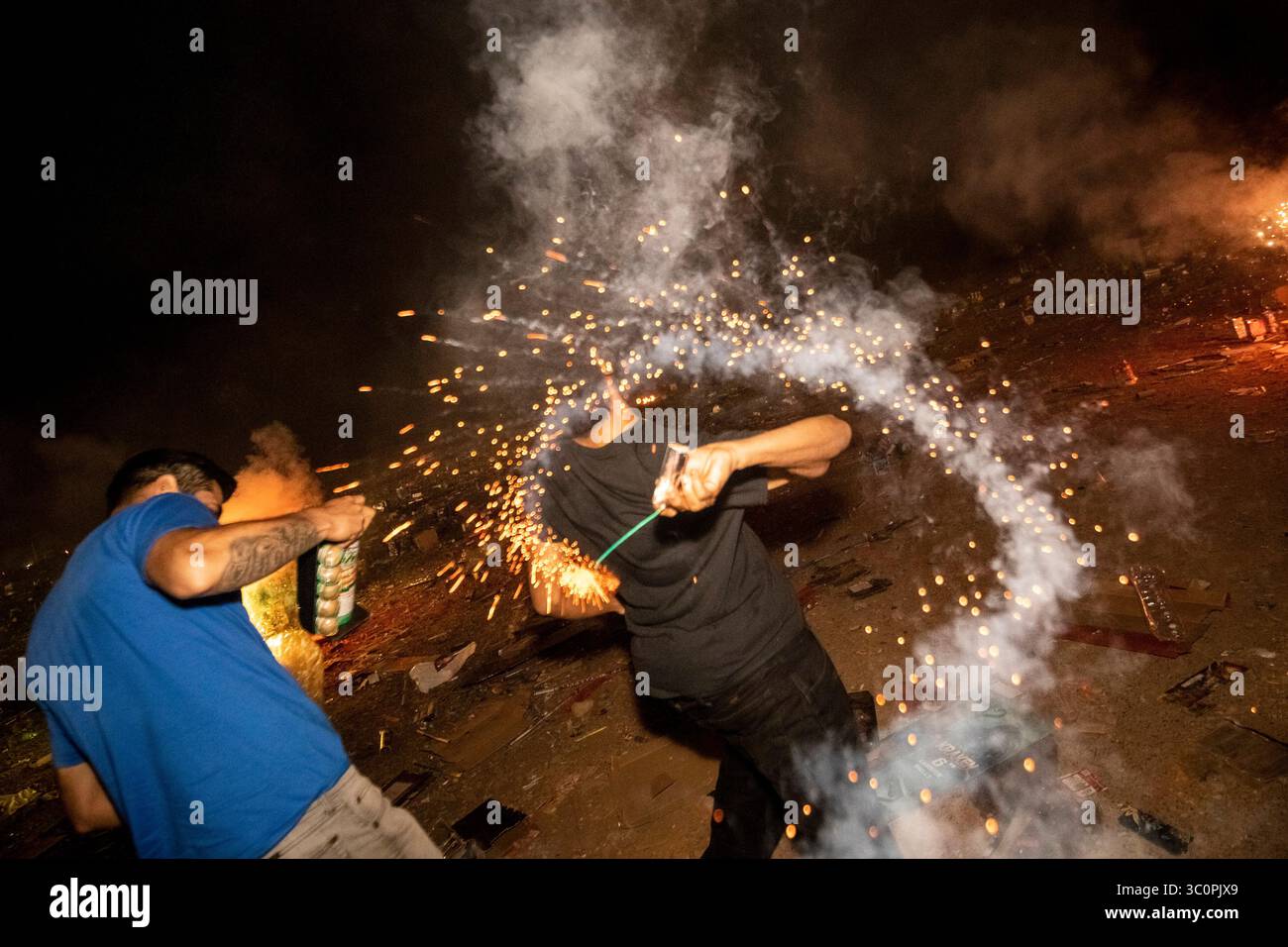 Die Teilnehmer starten ein Feuerwerk während einer einmal jährlich stattfindenden öffentlichen Veranstaltung im Muckleshoot Fireworks Store im Muckleshoot Casino Resort. Das Treffen findet auf souveränen Stammesland gemäß dem Muckleshoot Tribal Code statt und ermöglicht es Einzelpersonen, hochleistungsfähige Feuerwerke zu kaufen und anzuzünden, die normalerweise in der Umgebung verboten sind. Stockfoto
