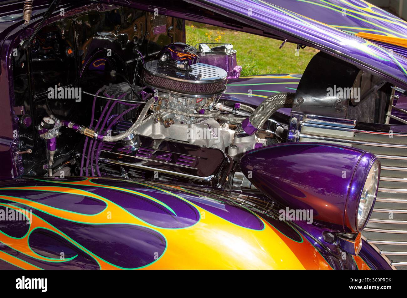 WOODLAND PARK, COLORADO, USA: Nahaufnahme des Motors einer 2-türigen Pontiac-Limousine aus dem Jahr 1938 auf der Cruise Over the Clouds Car Show. Stockfoto