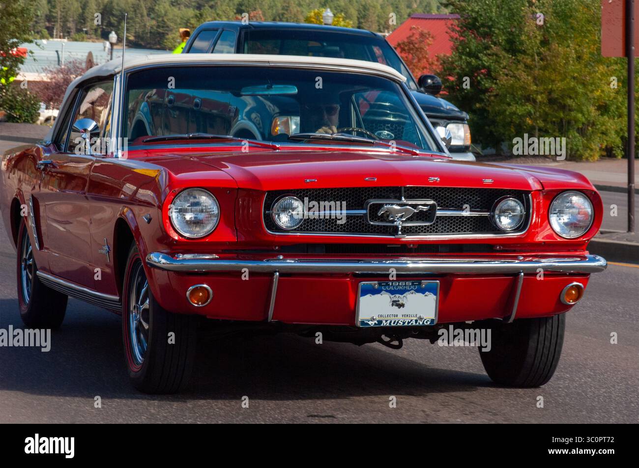 WOODLAND PARK, COLORADO, USA: Ein Ford Mustang Cabrio aus dem Jahr 1965 nimmt mit über 200 Oldtimer am Over the Clouds Classic Car Poker Run Teil. Stockfoto