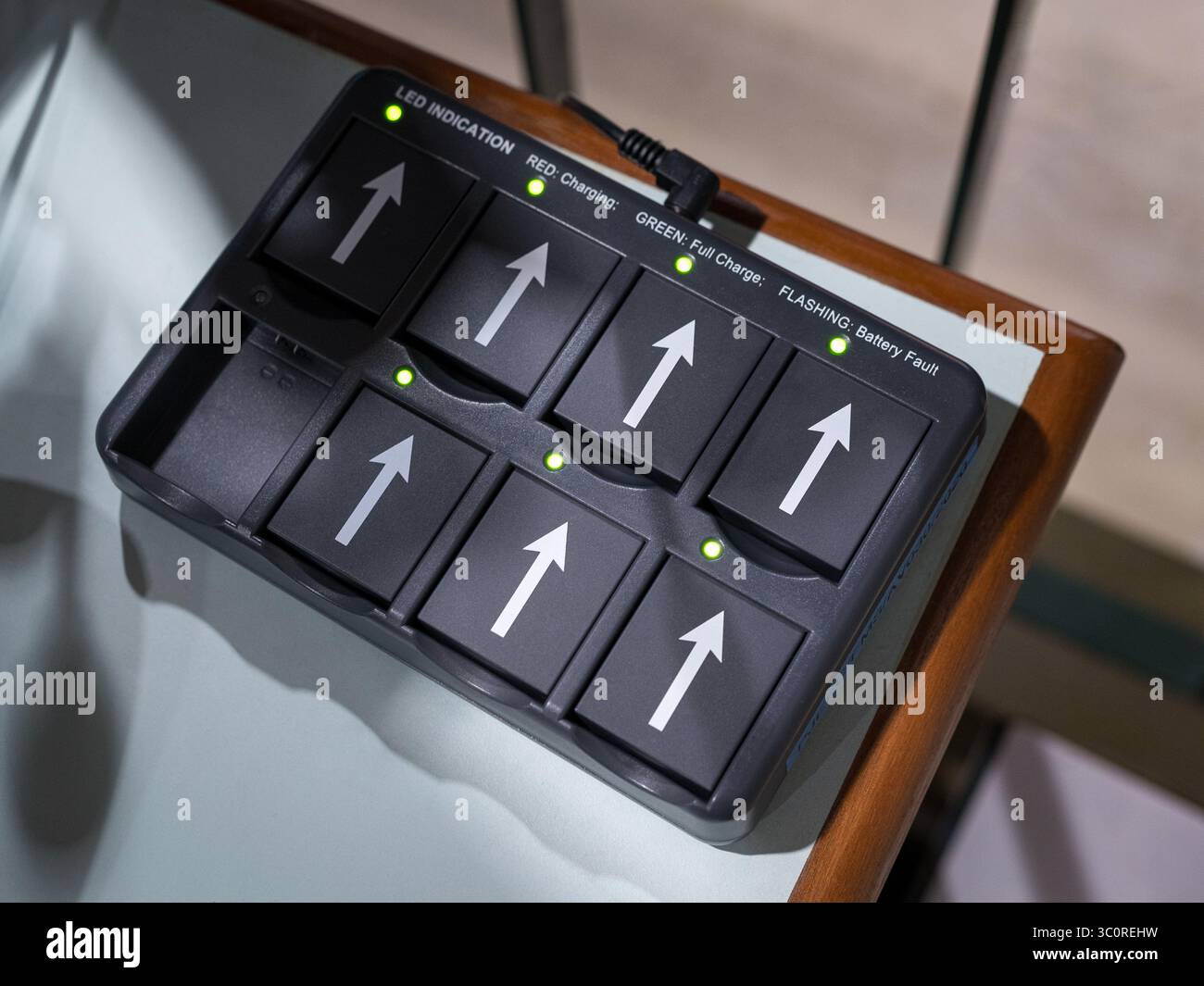 Headset-Akku-Ladetasche, während des Ladevorgangs. Stockfoto