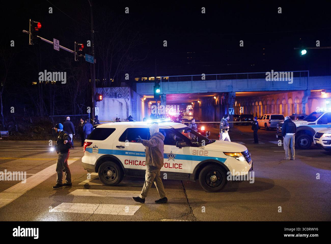 18. Dezember 2018 – Chicago, IL, USA – Polizei arbeitet am Tatort, an dem zwei Offiziere getötet wurden, nachdem sie am Montag, 17. Dezember 2018, von einem South Shore-Zug in der Nähe der 103rd Street und der Dauphin Avenue getroffen wurden (Foto: © Armando L. Sanchez/Chicago Tribune/TNS Via ZUMA Wire) Stockfoto