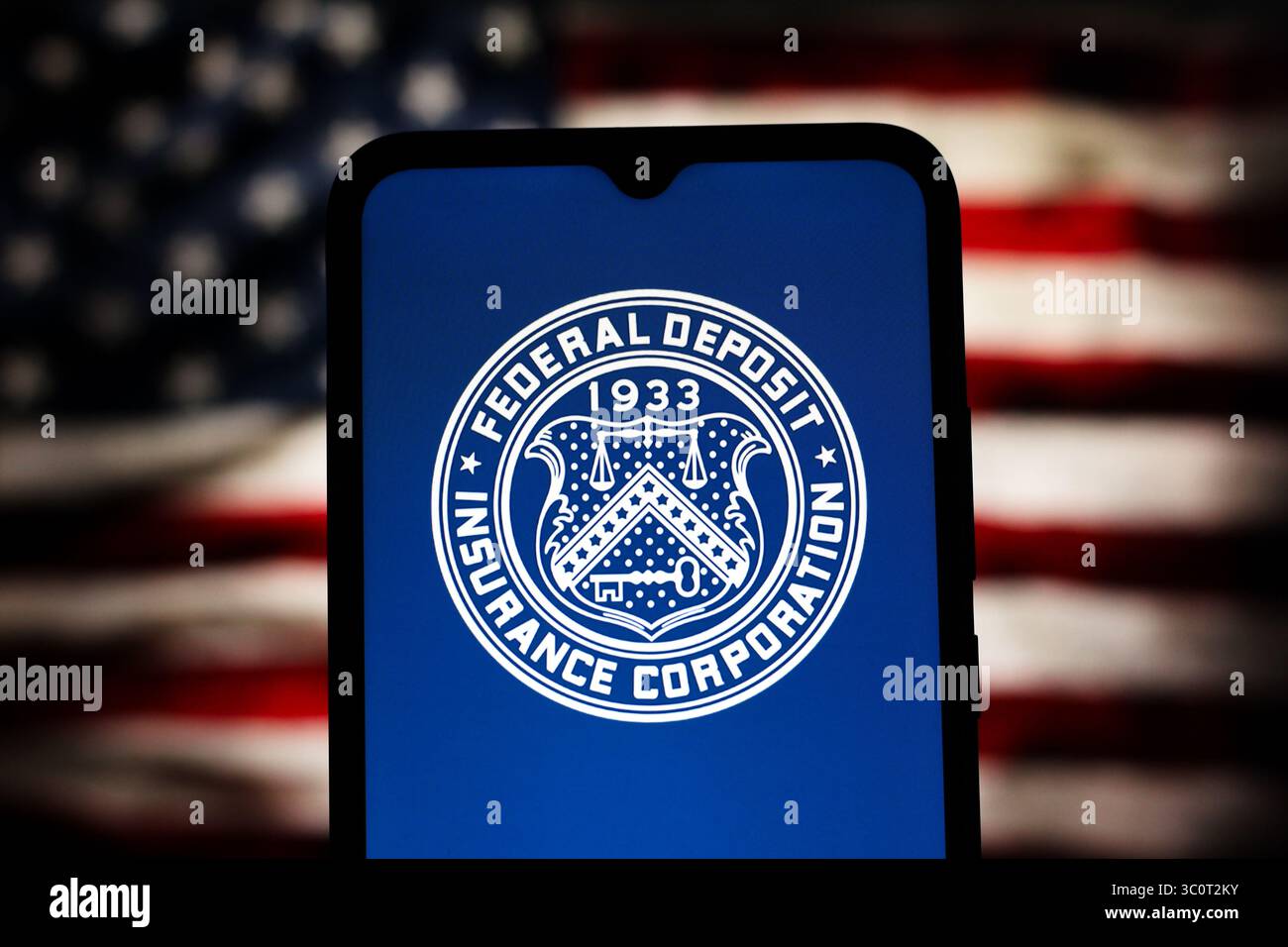 In dieser Abbildung wird das Logo der Federal Deposit Insurance Corporation (FDIC) auf einem Smartphone-Bildschirm angezeigt. Stockfoto