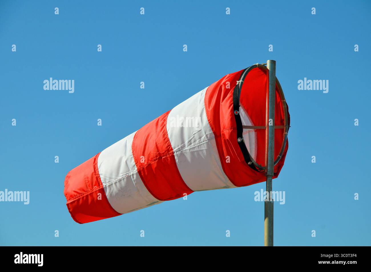 Der Windsock auf dem Himmel Hintergrund Stockfoto