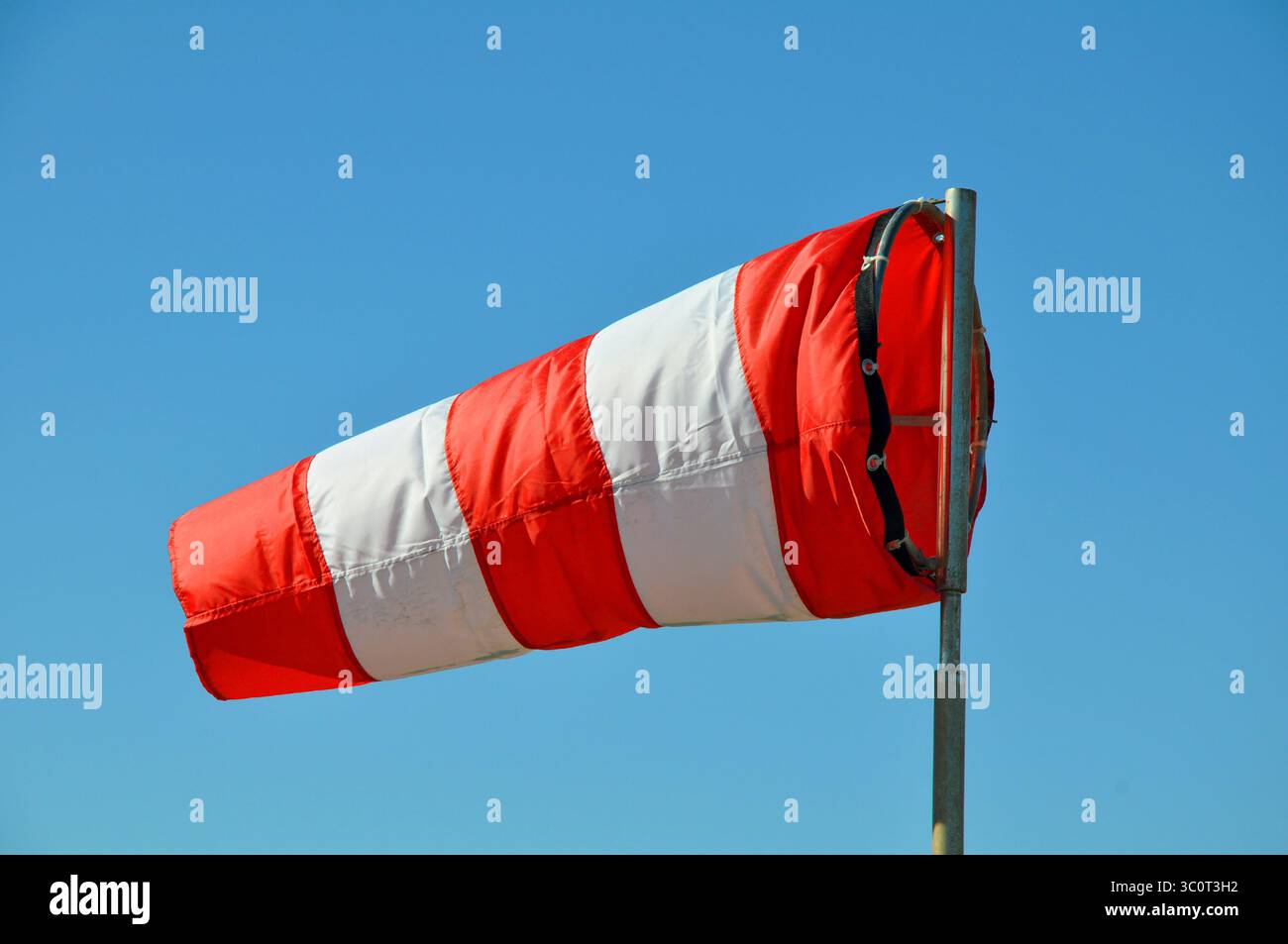 Der Windsock auf dem Himmel Hintergrund Stockfoto