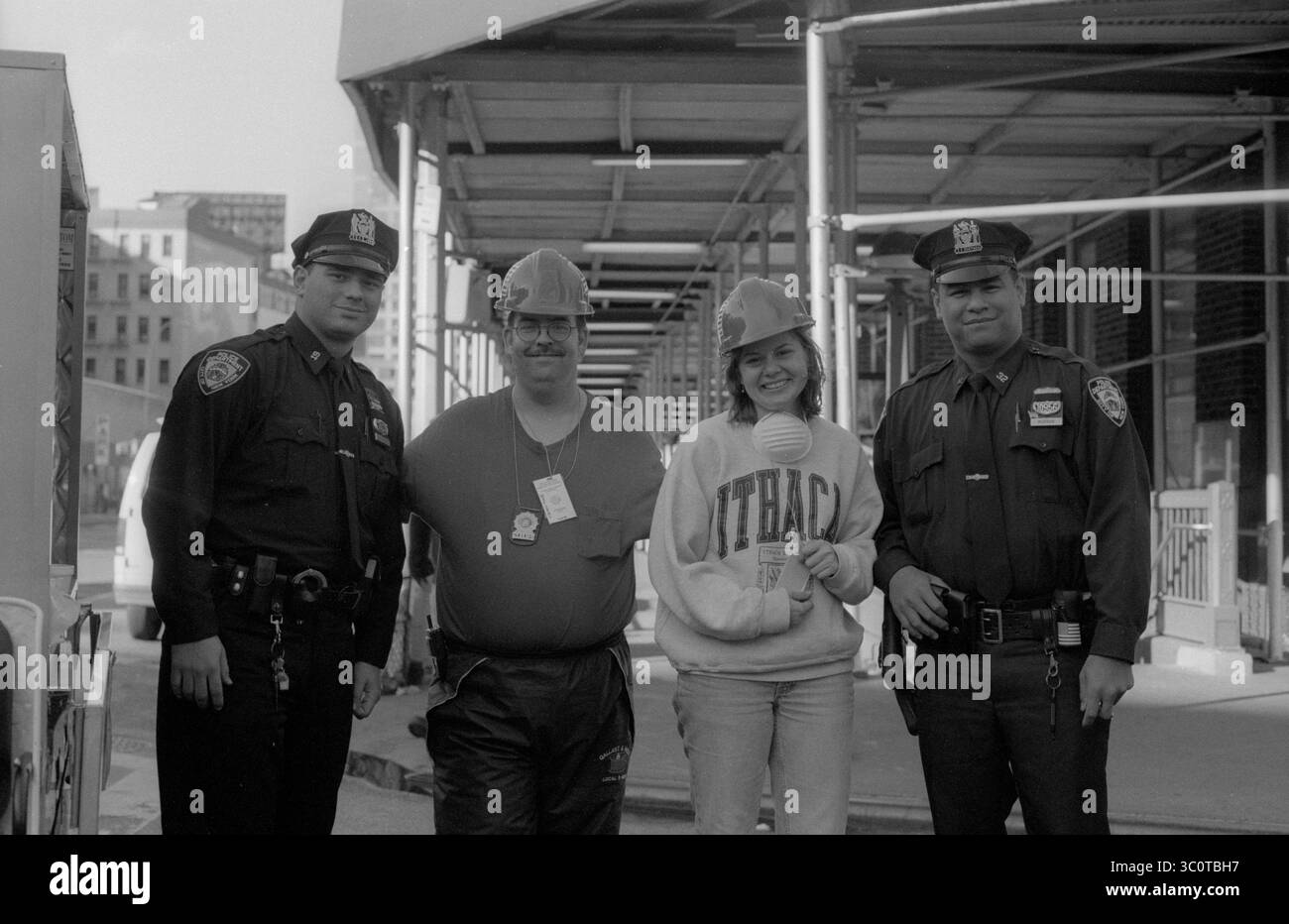 NYPD, New Yorker Feuerwehrleute und Rettungskräfte einen Tag nach den Angriffen von 9/11 auf Ground Zero am 12. September 2001 Stockfoto