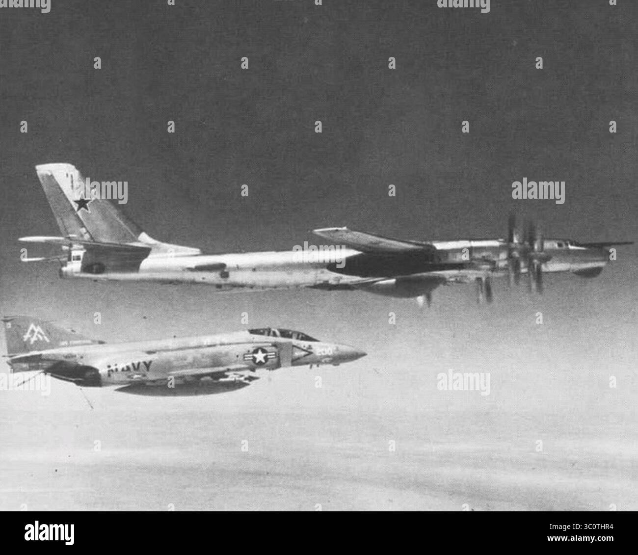 McDonnell Douglas F-4J Phantom II von VF-74 fing 1978 den sowjetischen Tupolew Tu-95 ab. Stockfoto